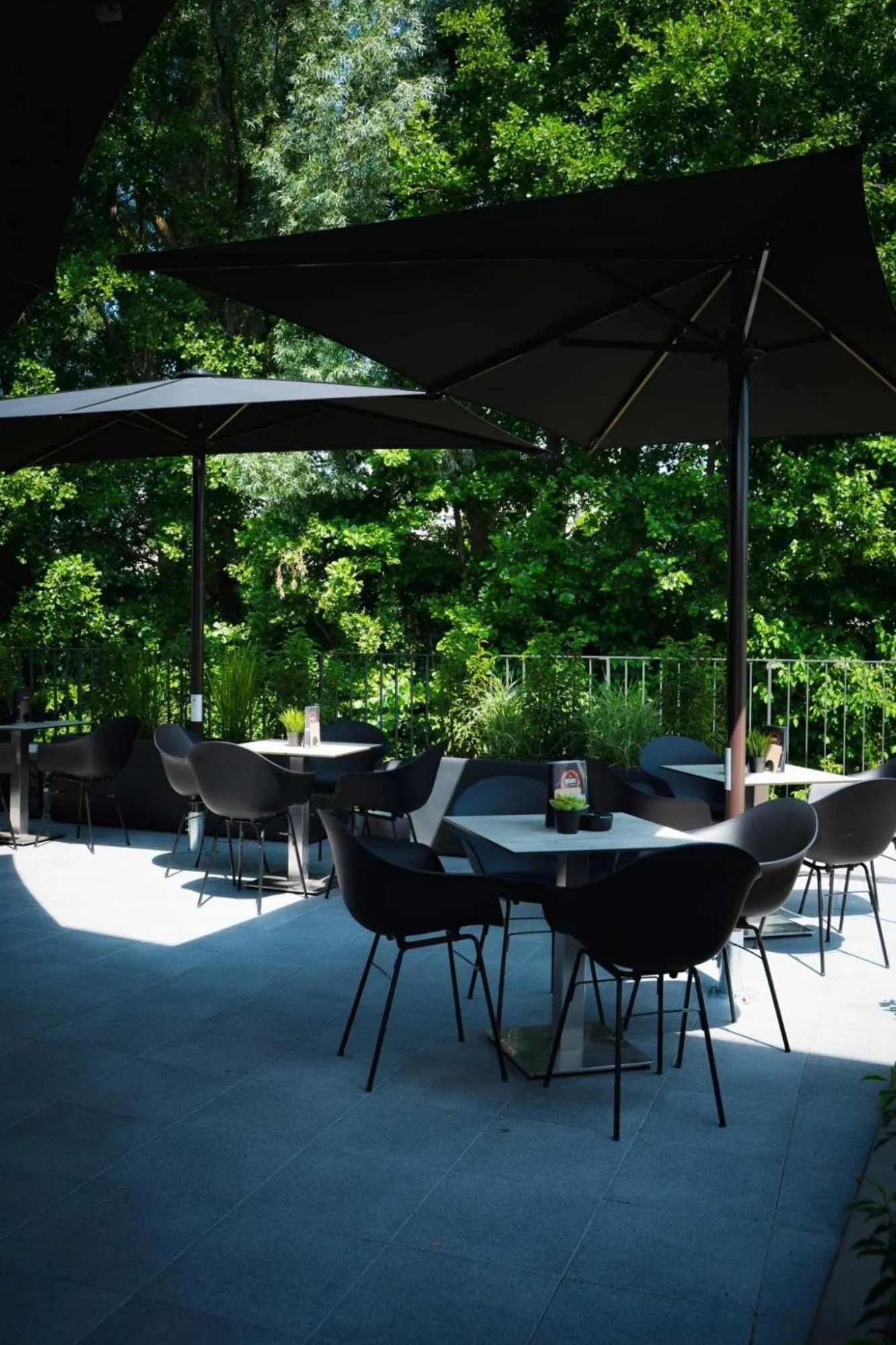 Restaurant/places to eat in Primetime Hotel