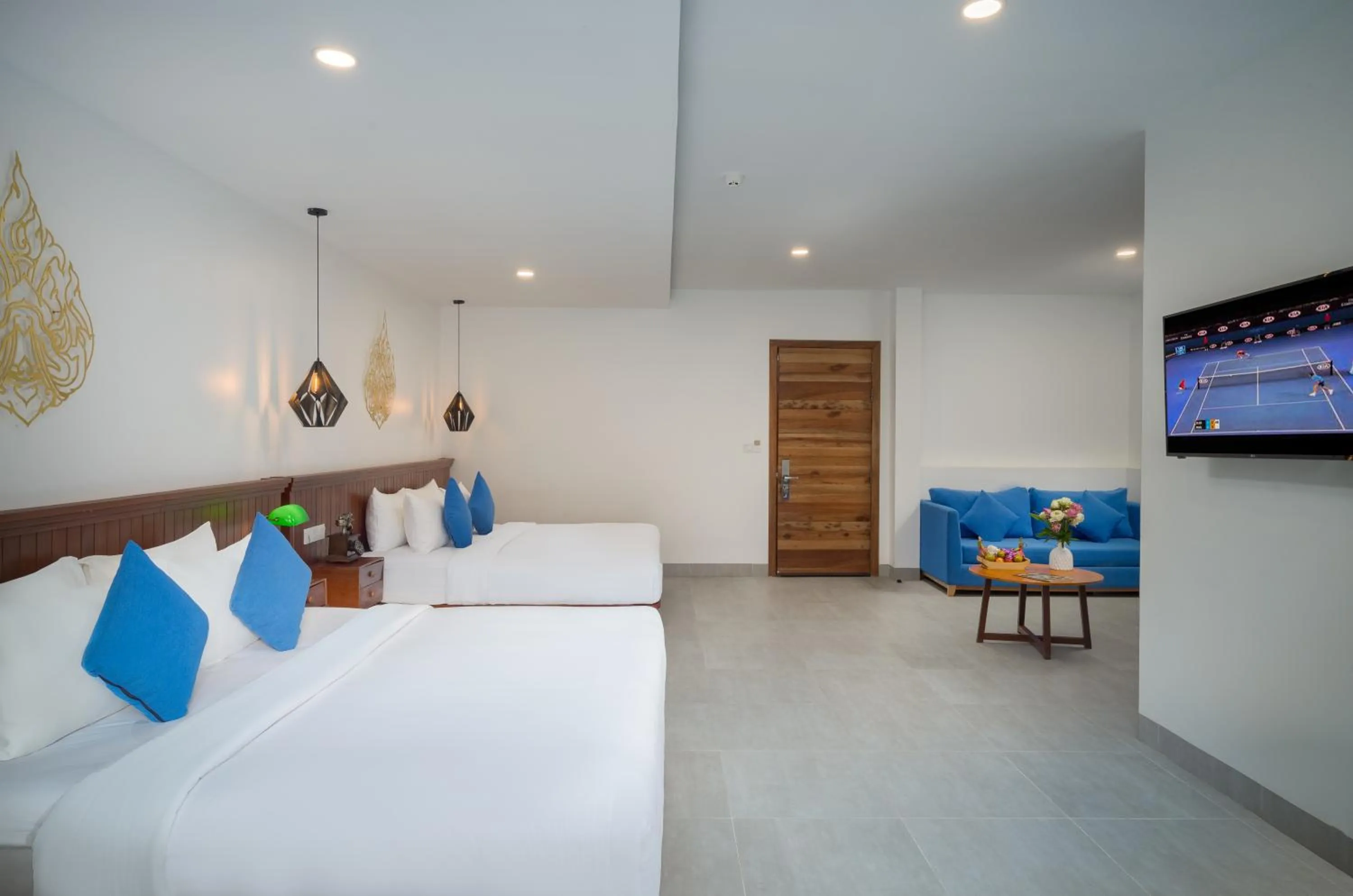 Seating area, Bed in Angkor Aurora