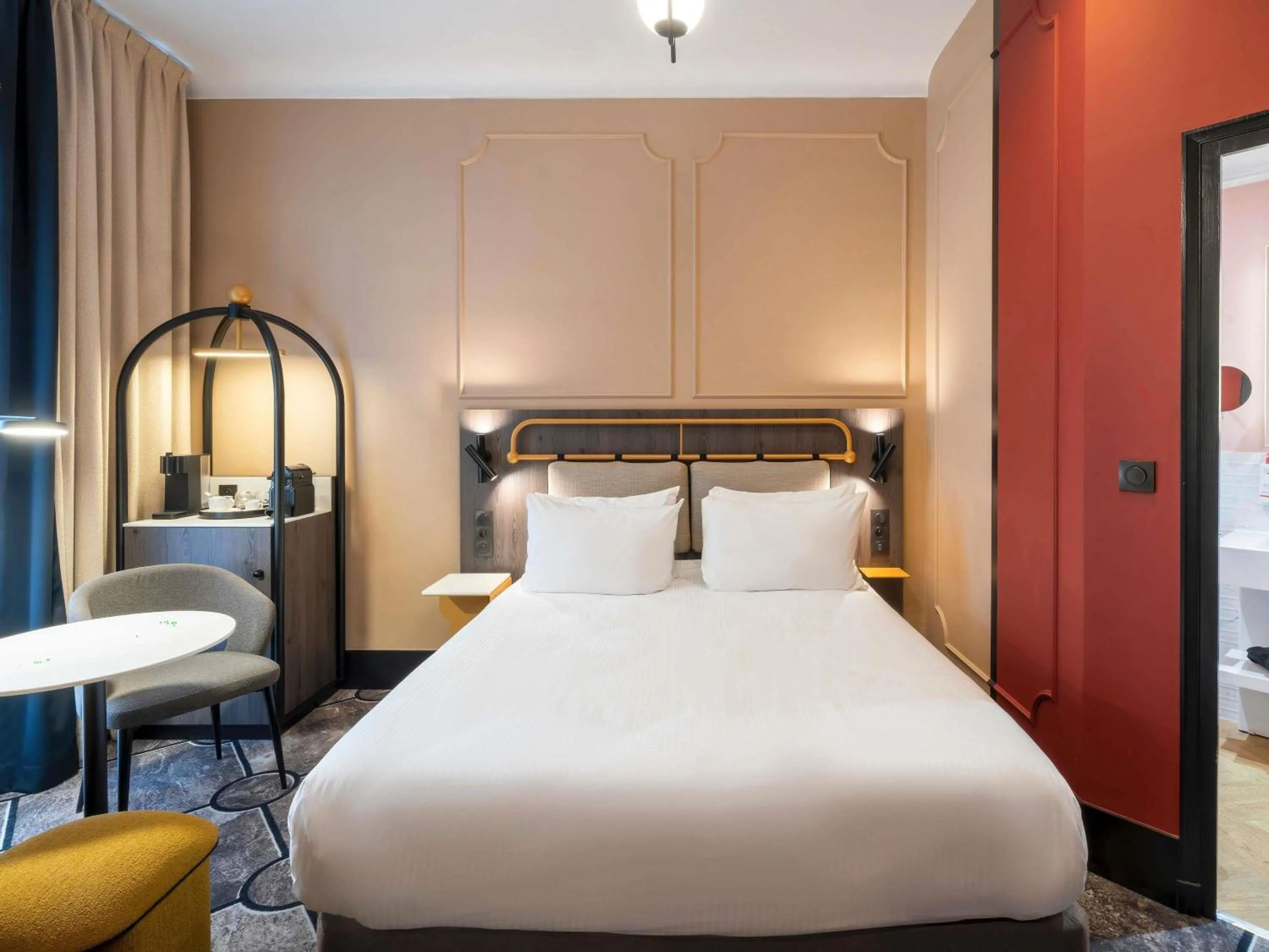 Bedroom, Bed in Grand Hotel des Brotteaux Lyon Ctre - Handwritten Collection