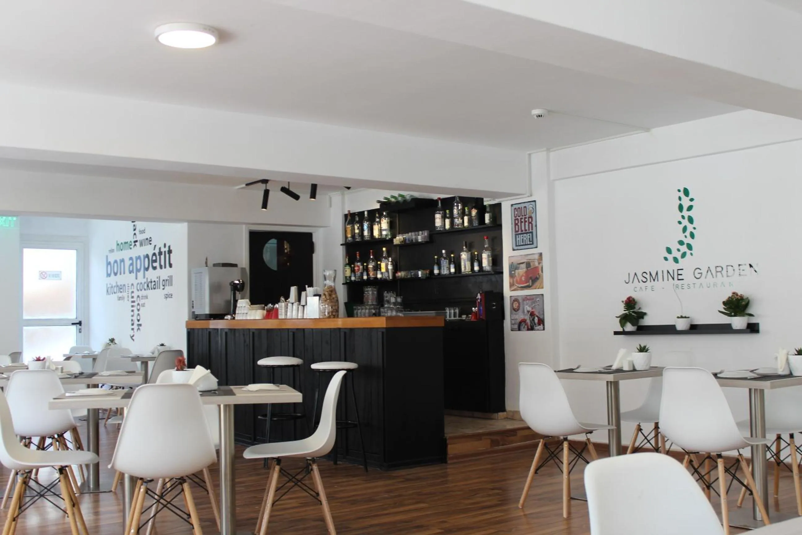 Restaurant/places to eat in La Veranda Hotel