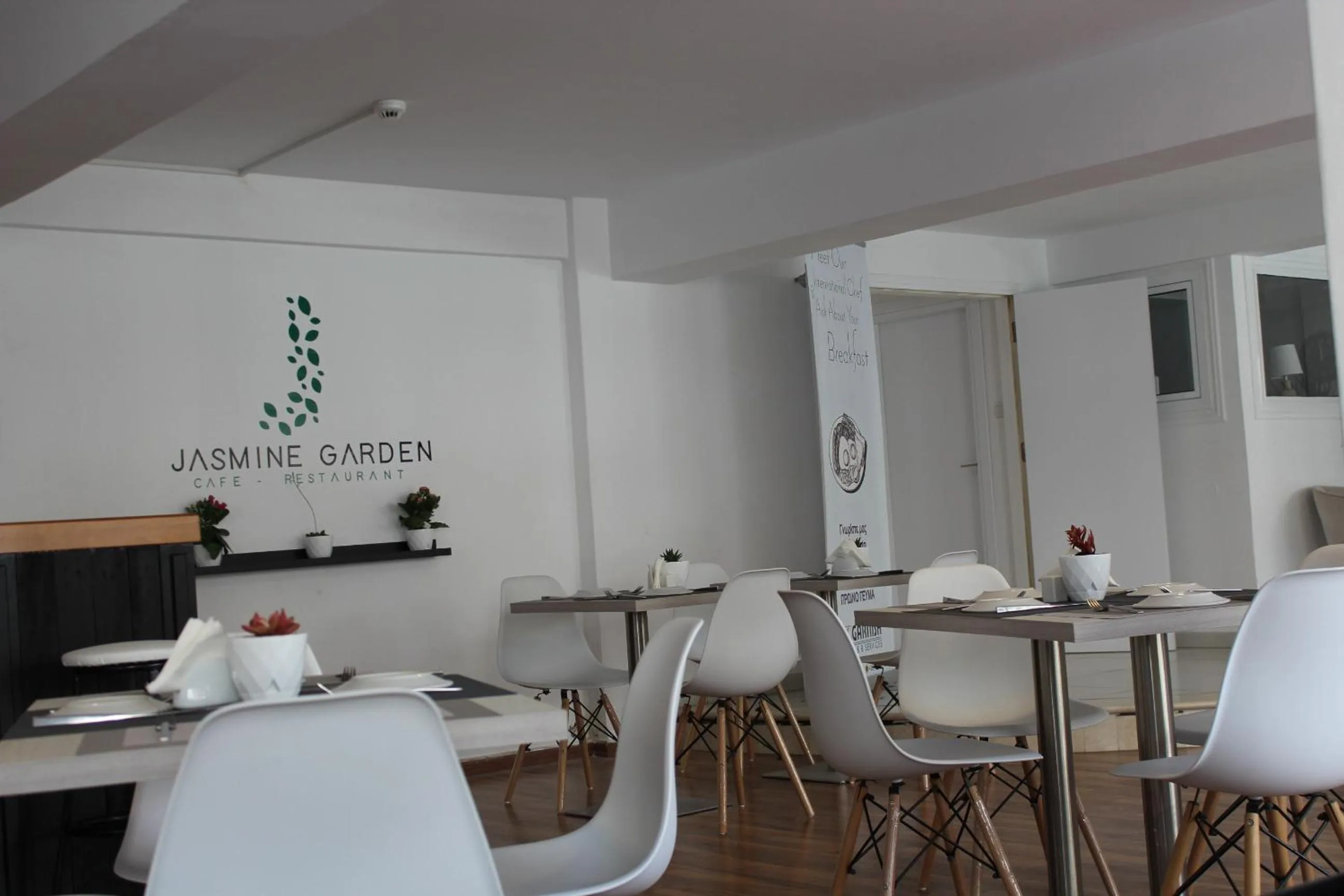 Restaurant/places to eat in La Veranda Hotel