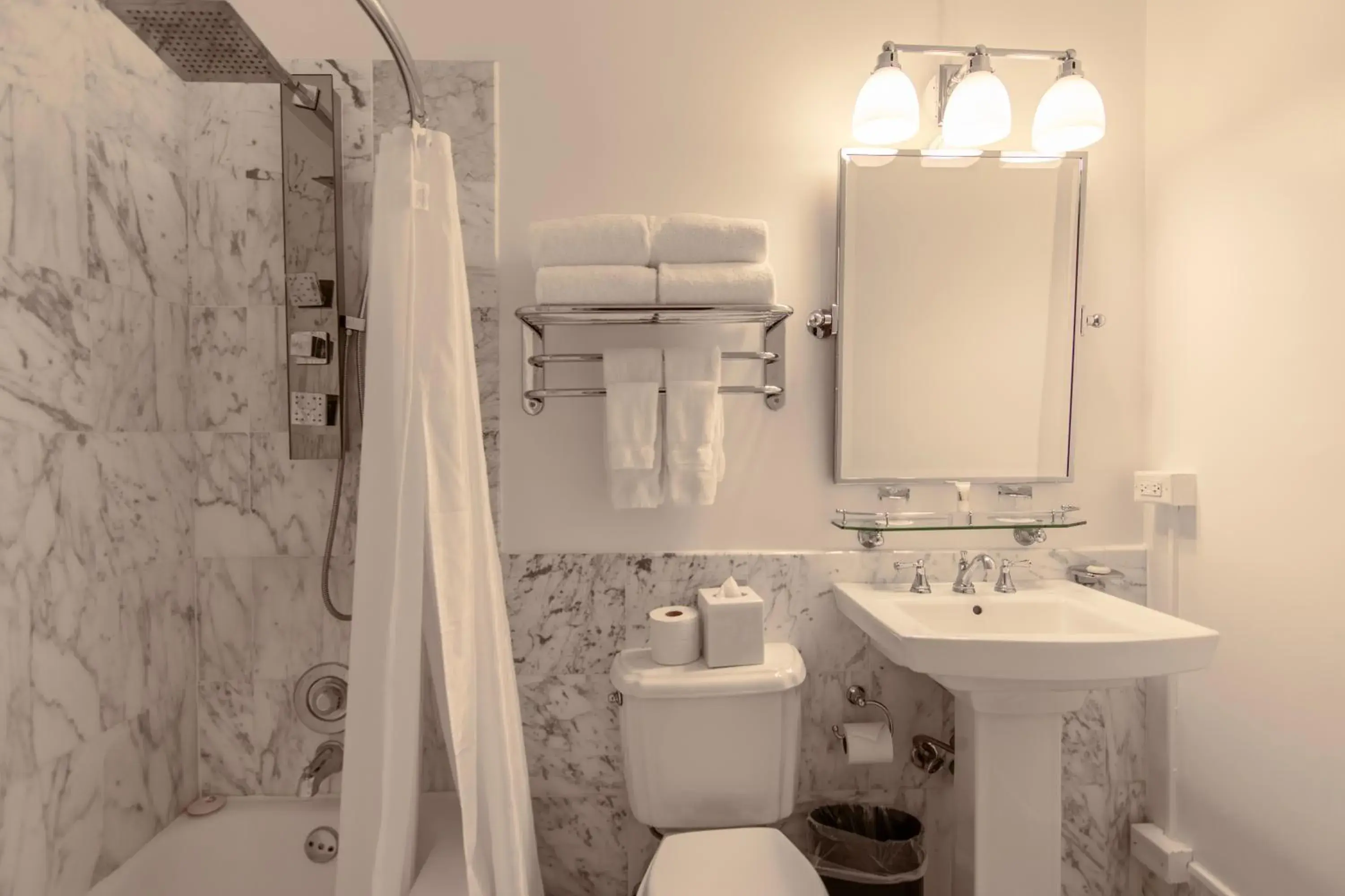 Bathroom in Hotel Sorrento Bathroom in Hotel Sorrento