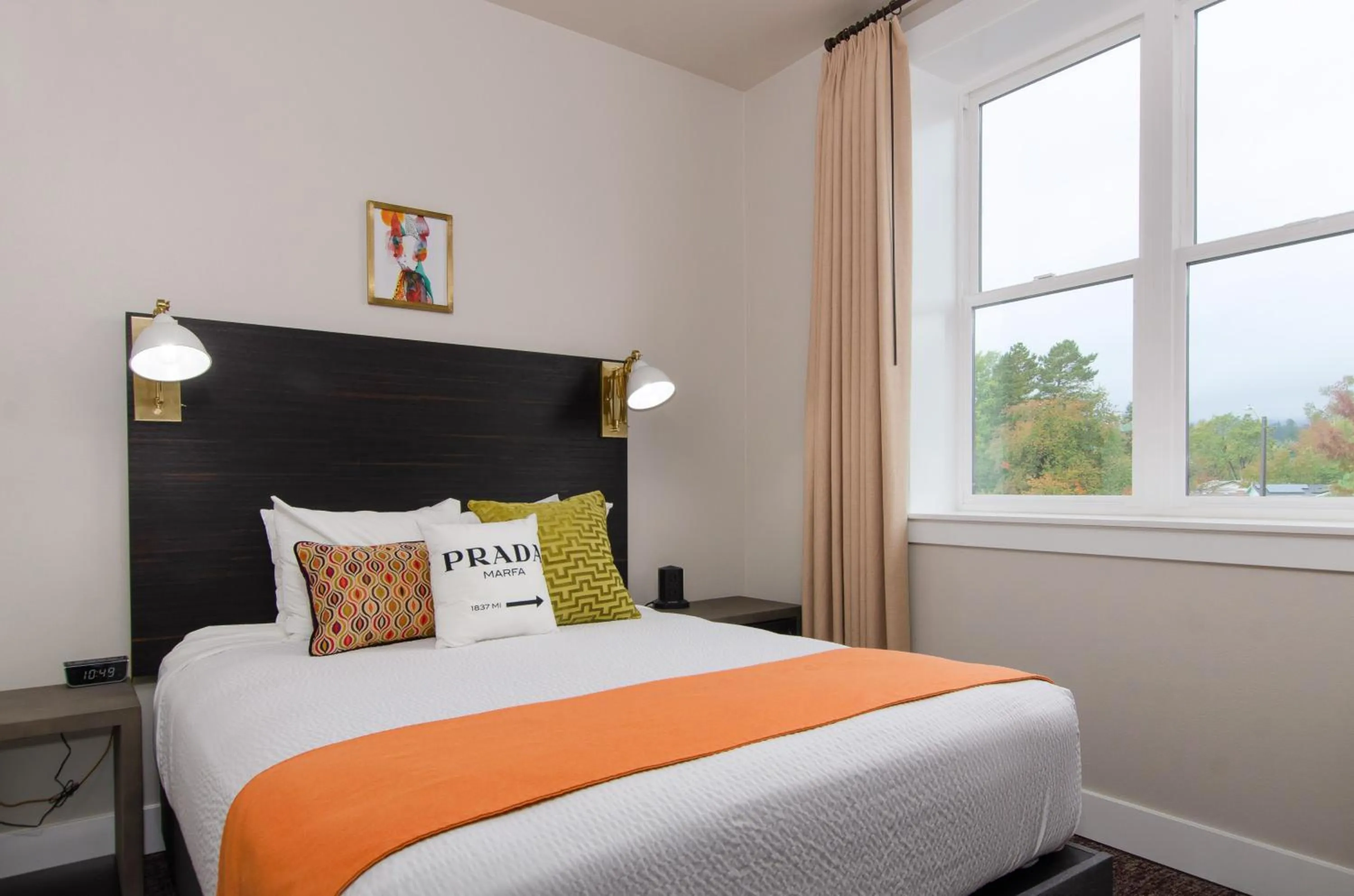 Deluxe Queen Room in The Dundee - A Trace Hotel