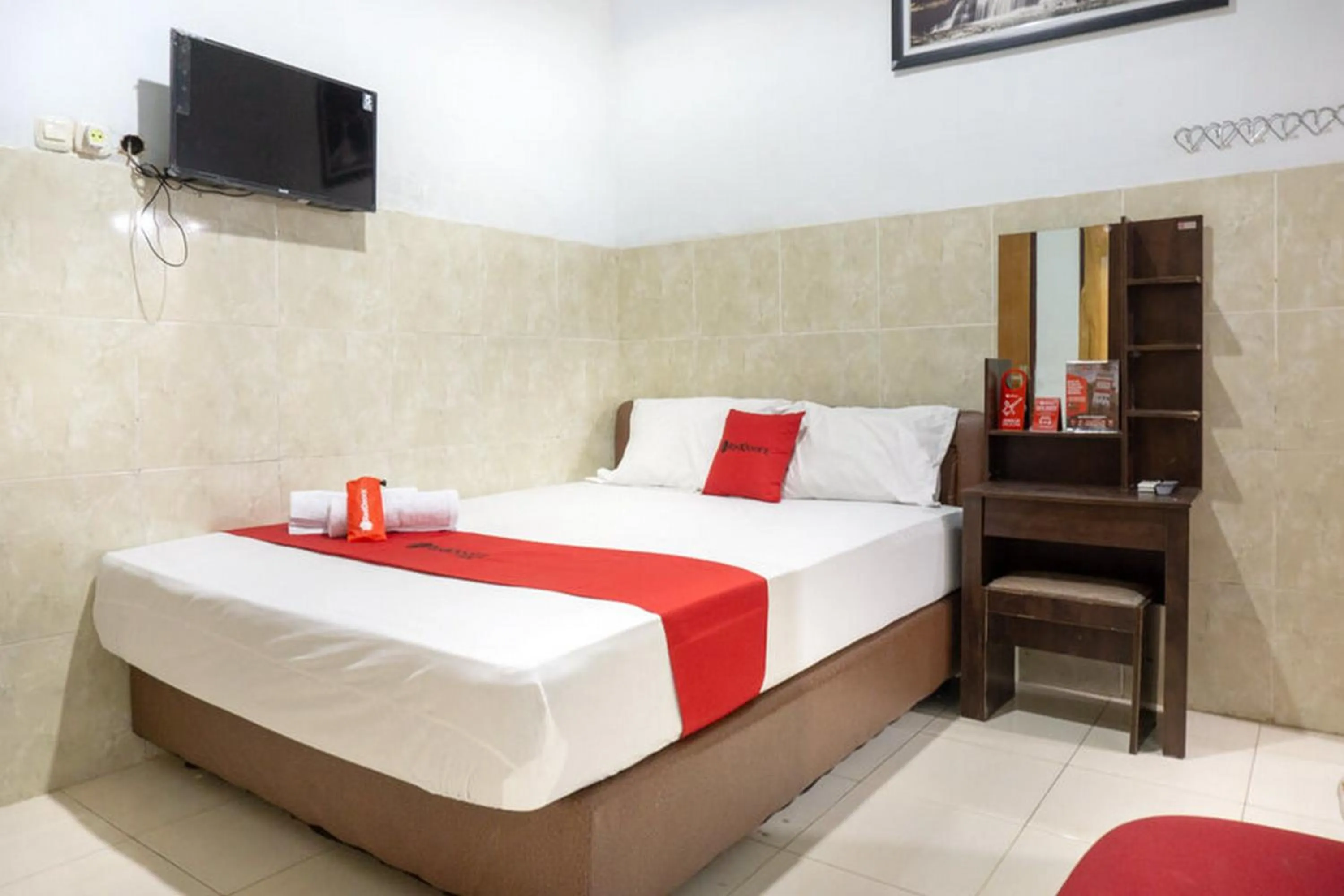 Bed in RedDoorz @ Hotel Surabaya Sumenep