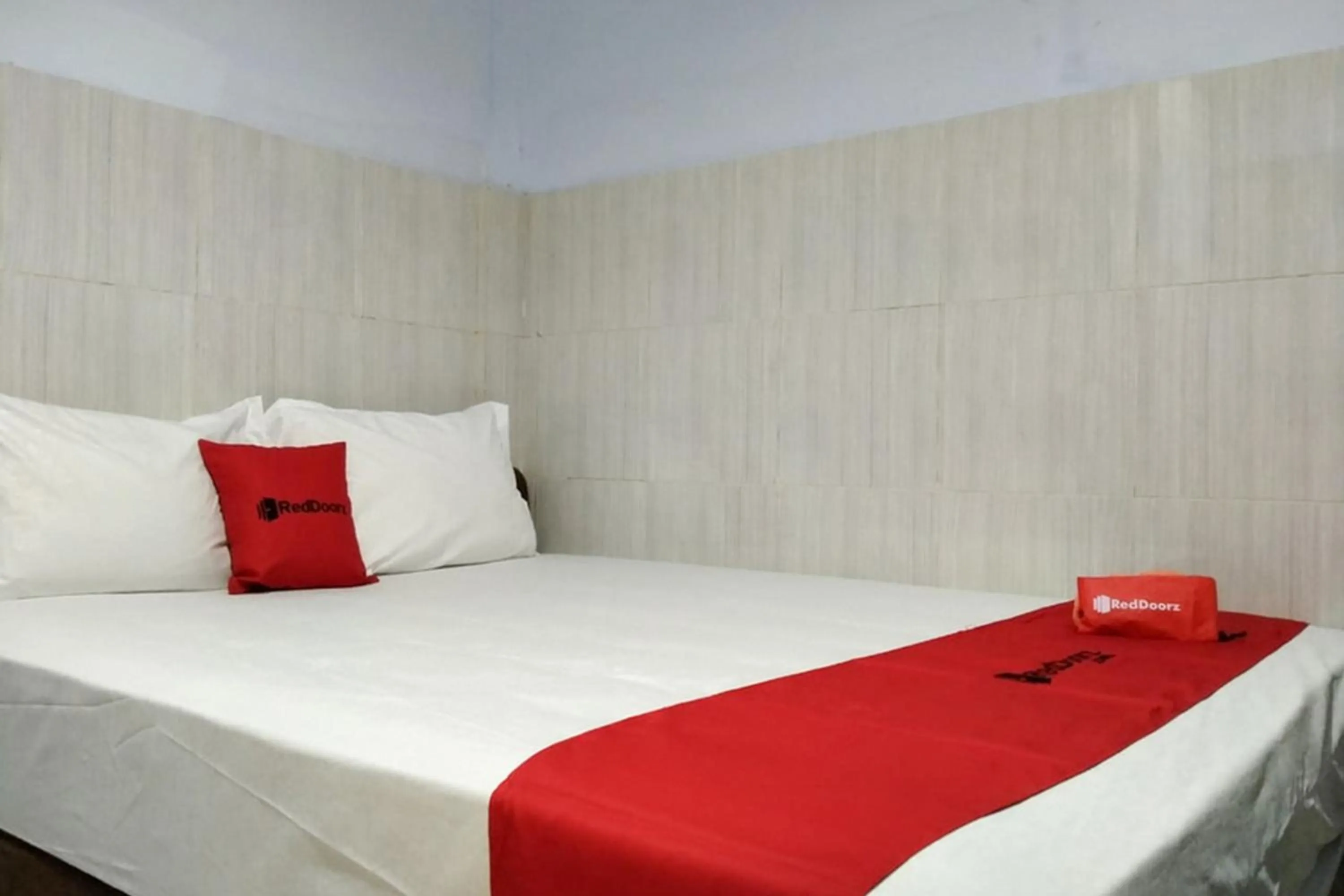 Bed in RedDoorz @ Hotel Surabaya Sumenep