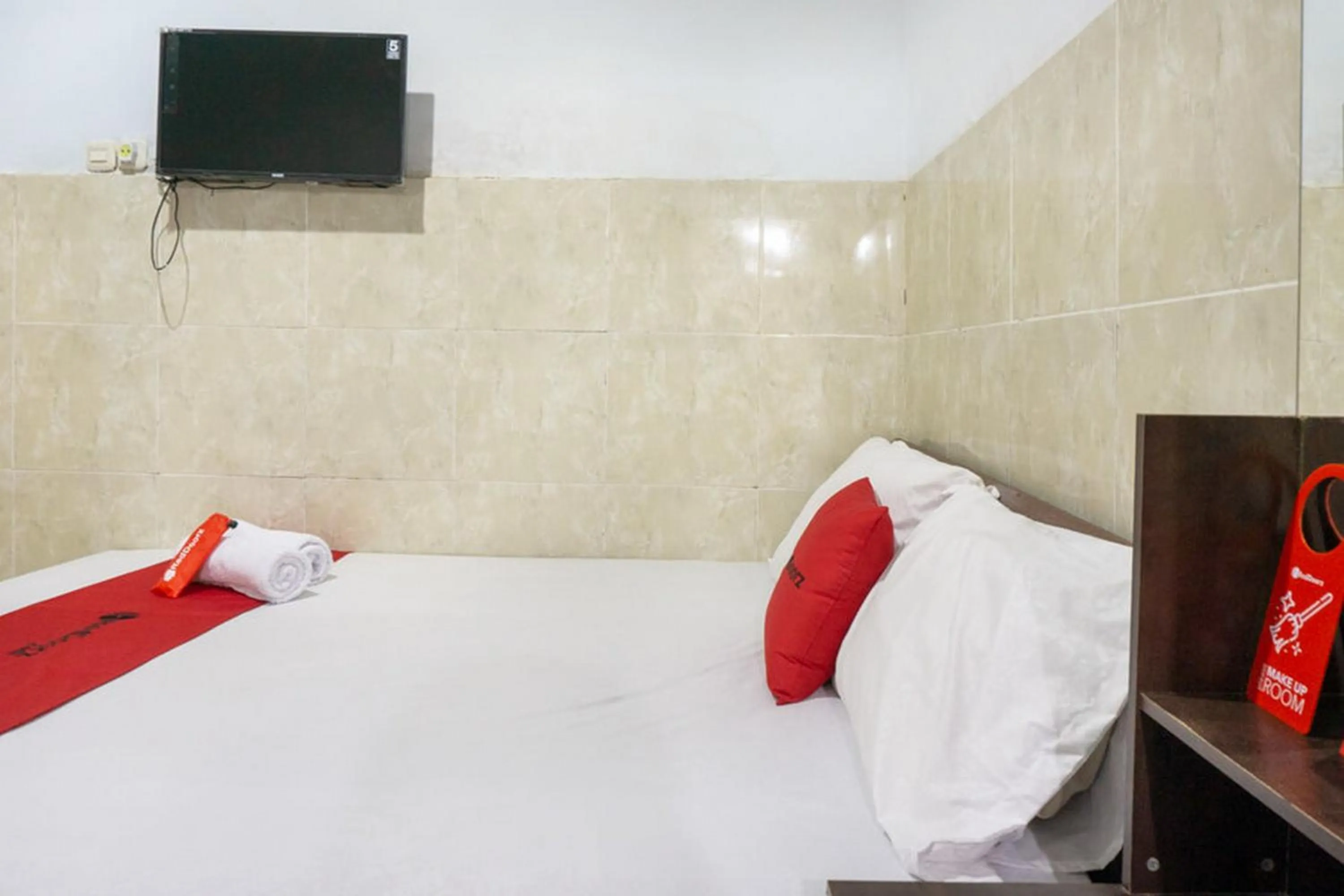 Bed in RedDoorz @ Hotel Surabaya Sumenep