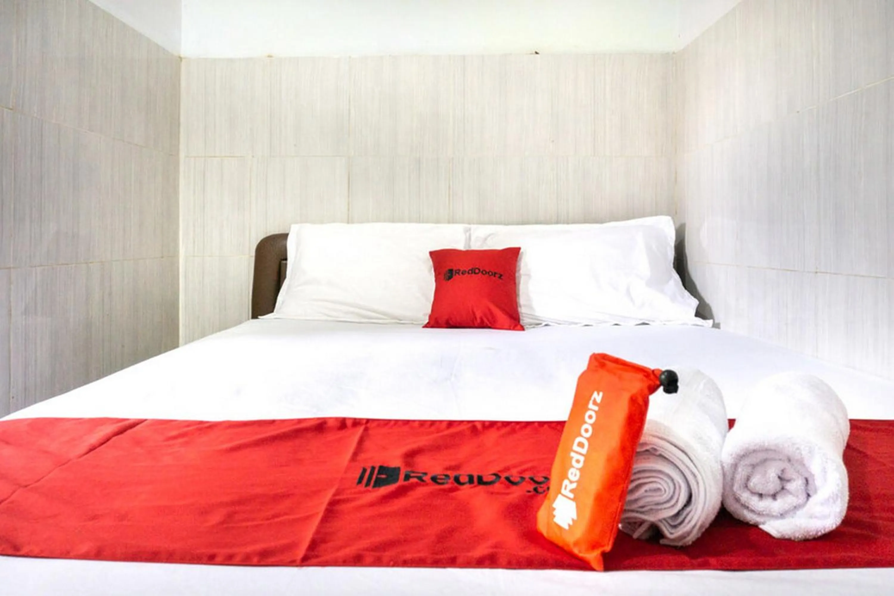 Bed in RedDoorz @ Hotel Surabaya Sumenep
