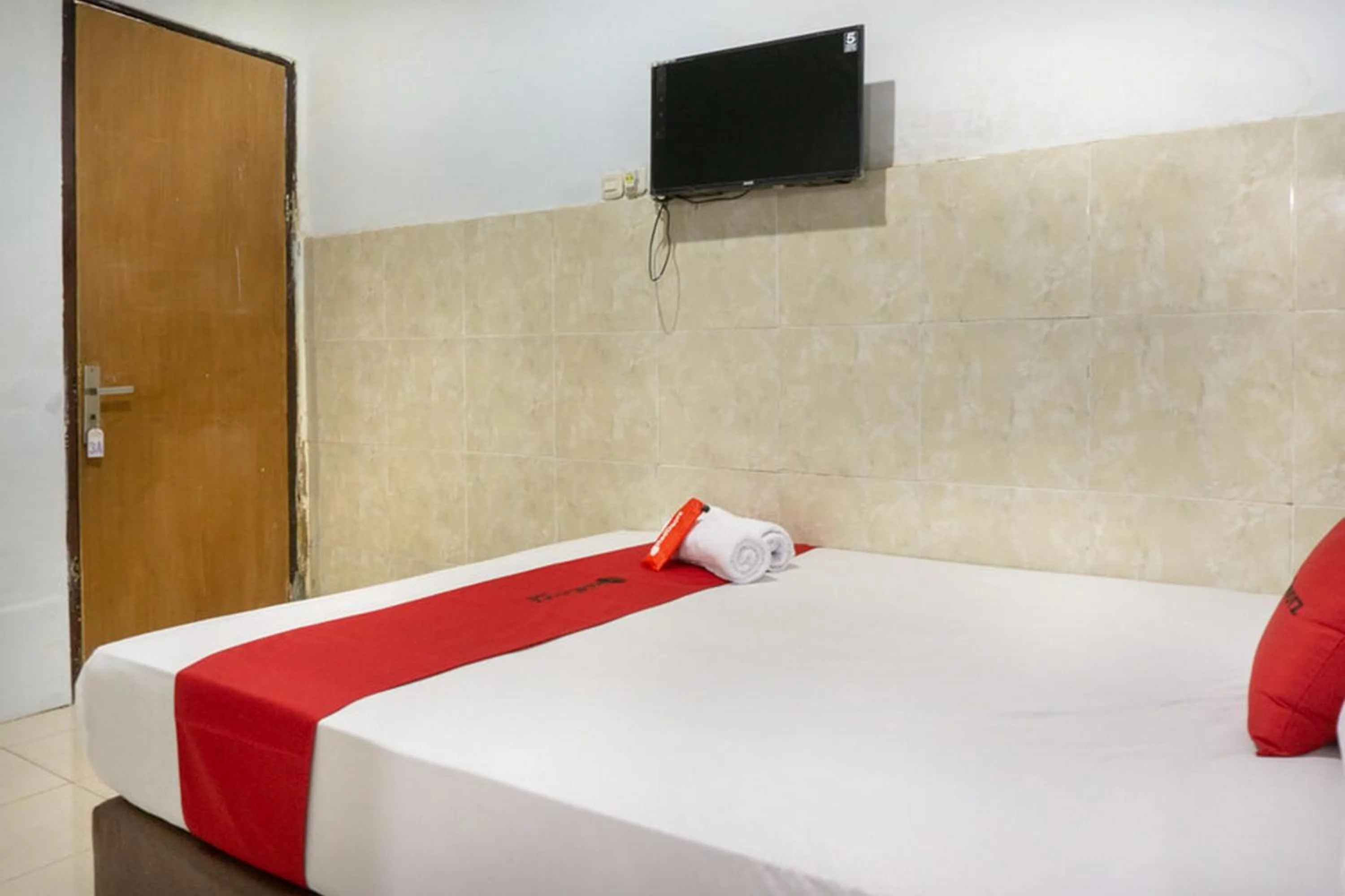 Bed in RedDoorz @ Hotel Surabaya Sumenep