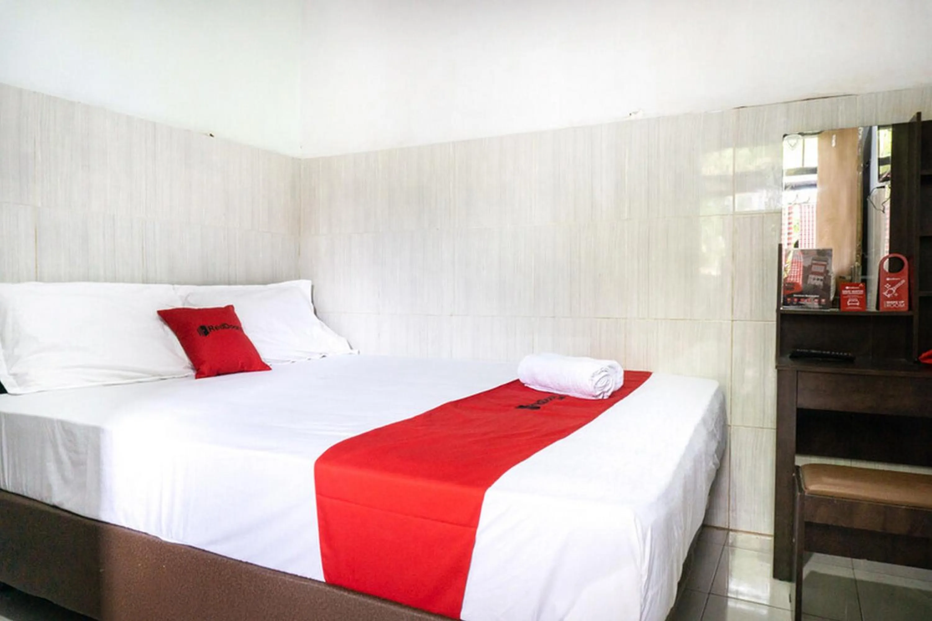 Bed in RedDoorz @ Hotel Surabaya Sumenep