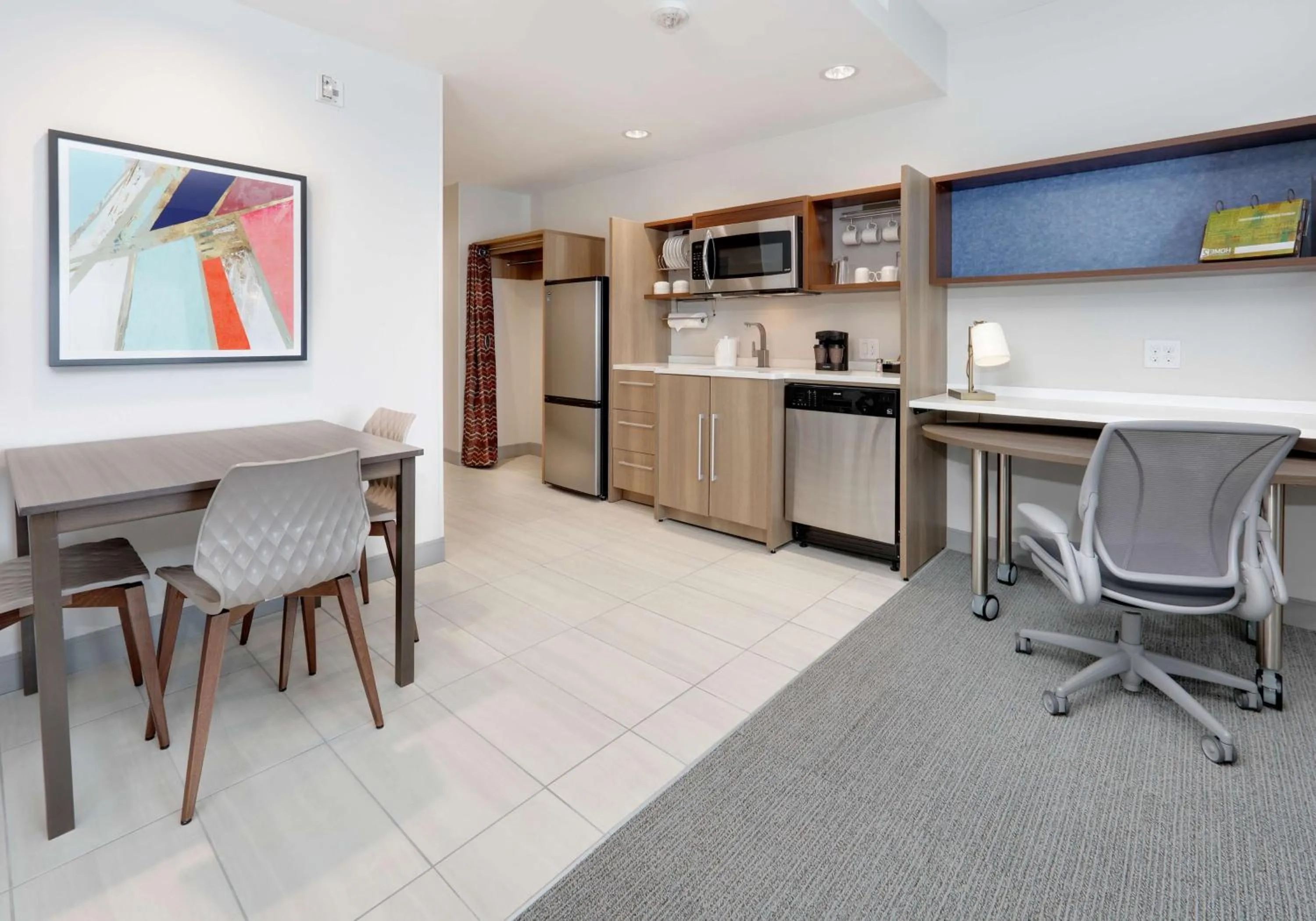 Kitchen or kitchenette in Home2 Suites By Hilton Euless Dfw West, Tx