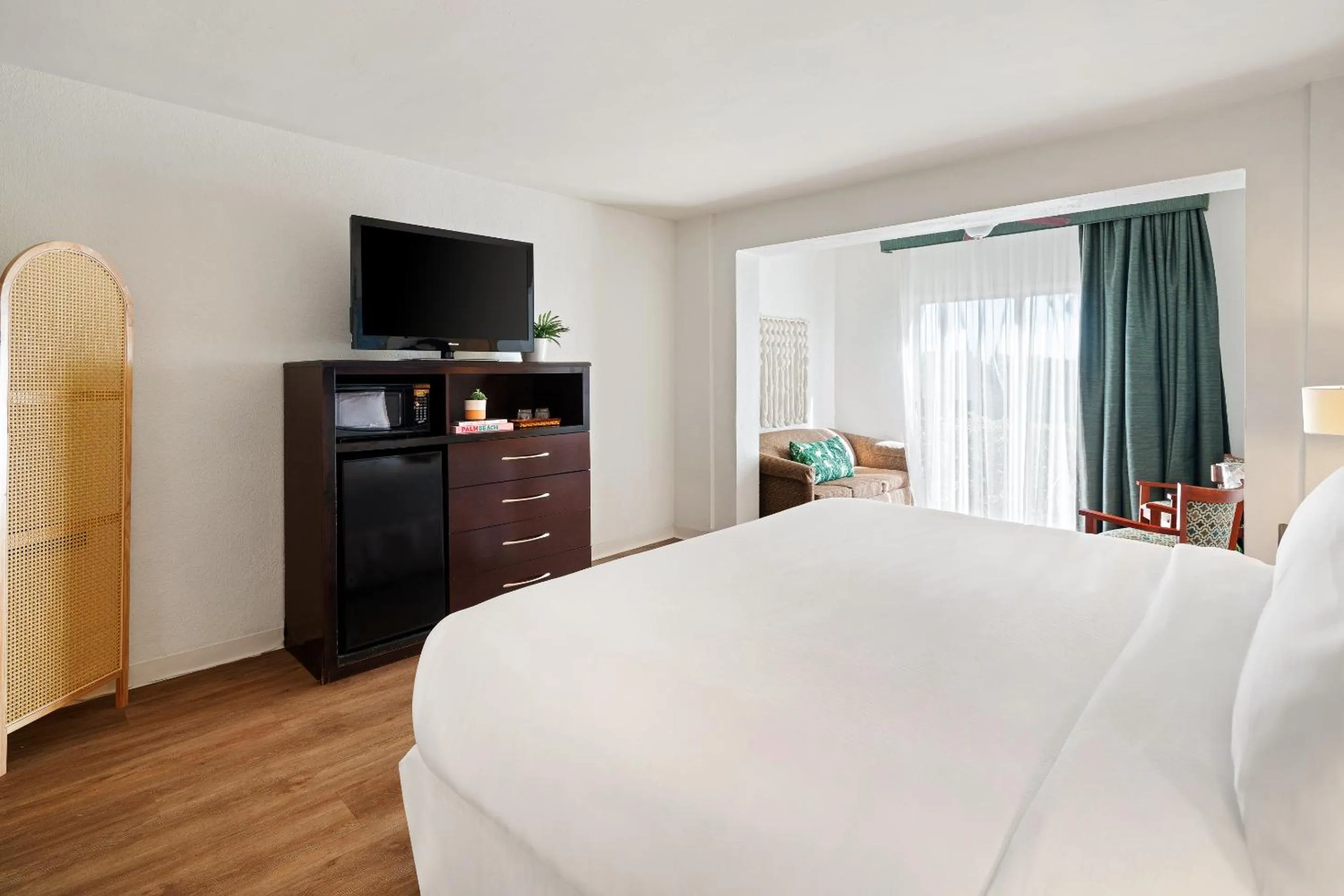 Bed in Palm Tree Club Miami