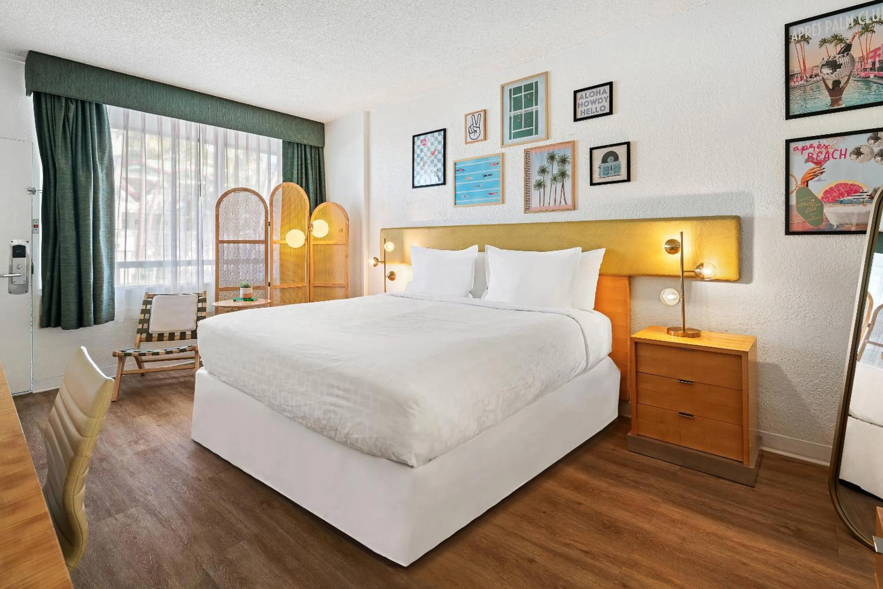 Bed in Palm Tree Club Miami