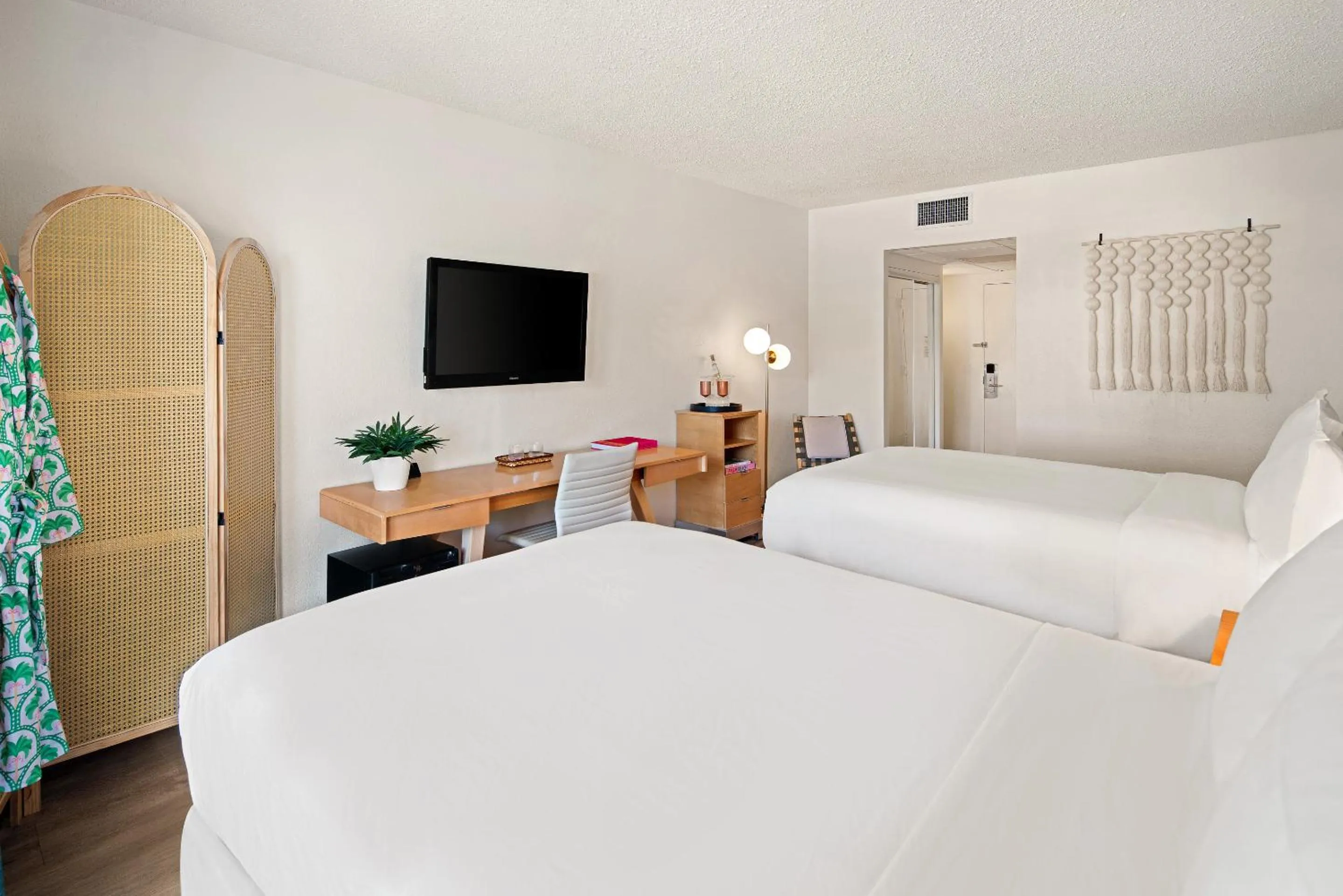 Bed in Palm Tree Club Miami