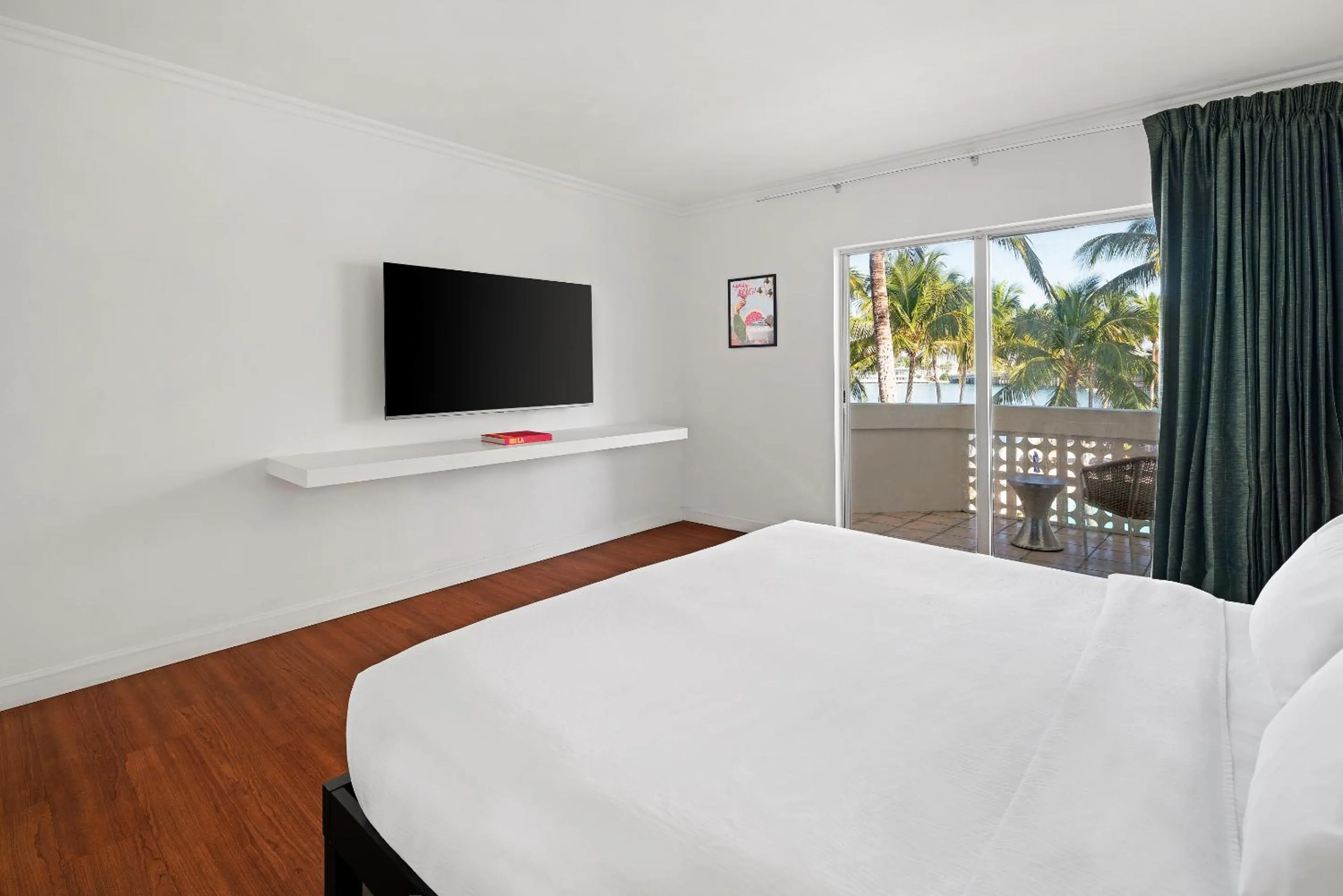 Bed in Palm Tree Club Miami