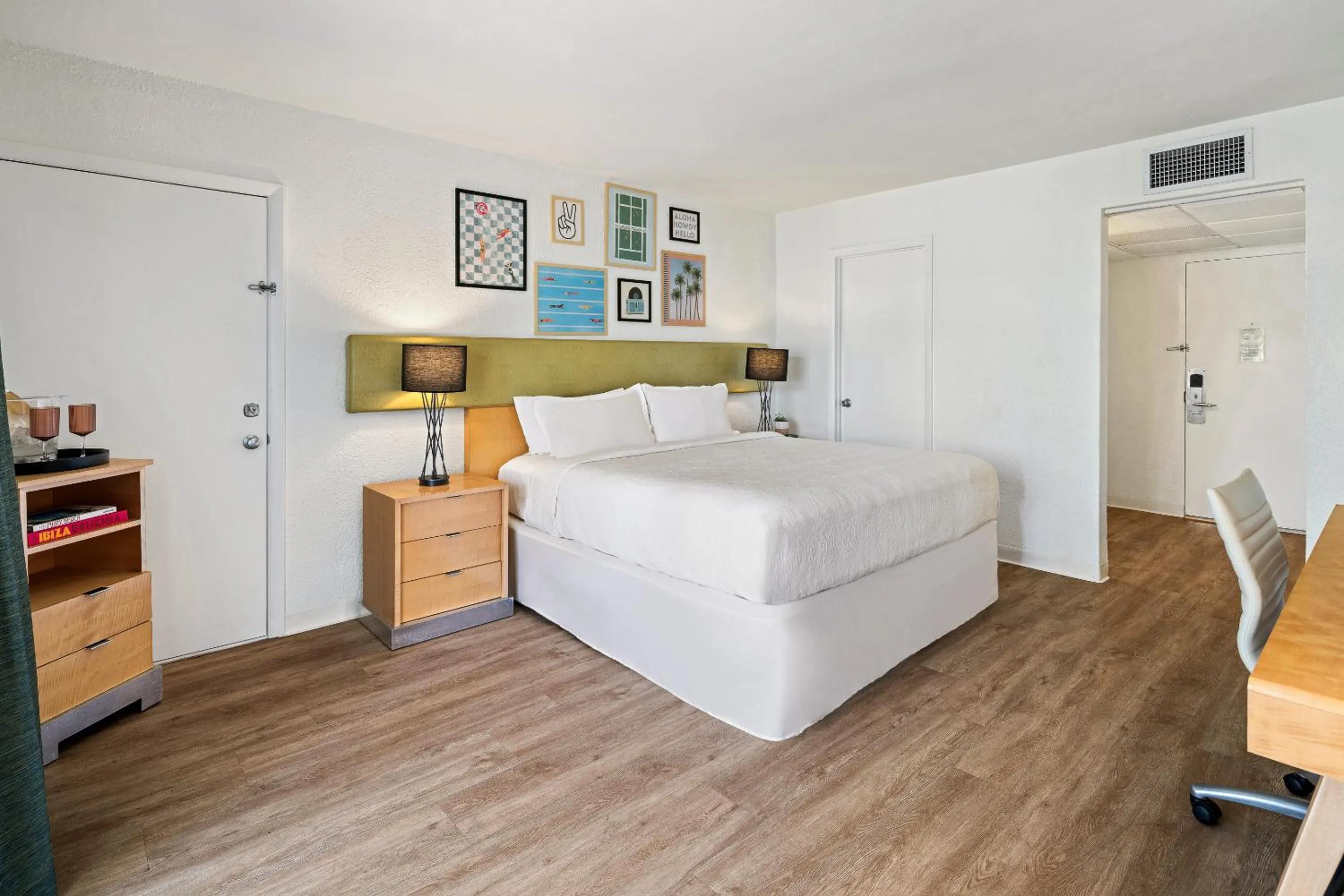 Bed in Palm Tree Club Miami