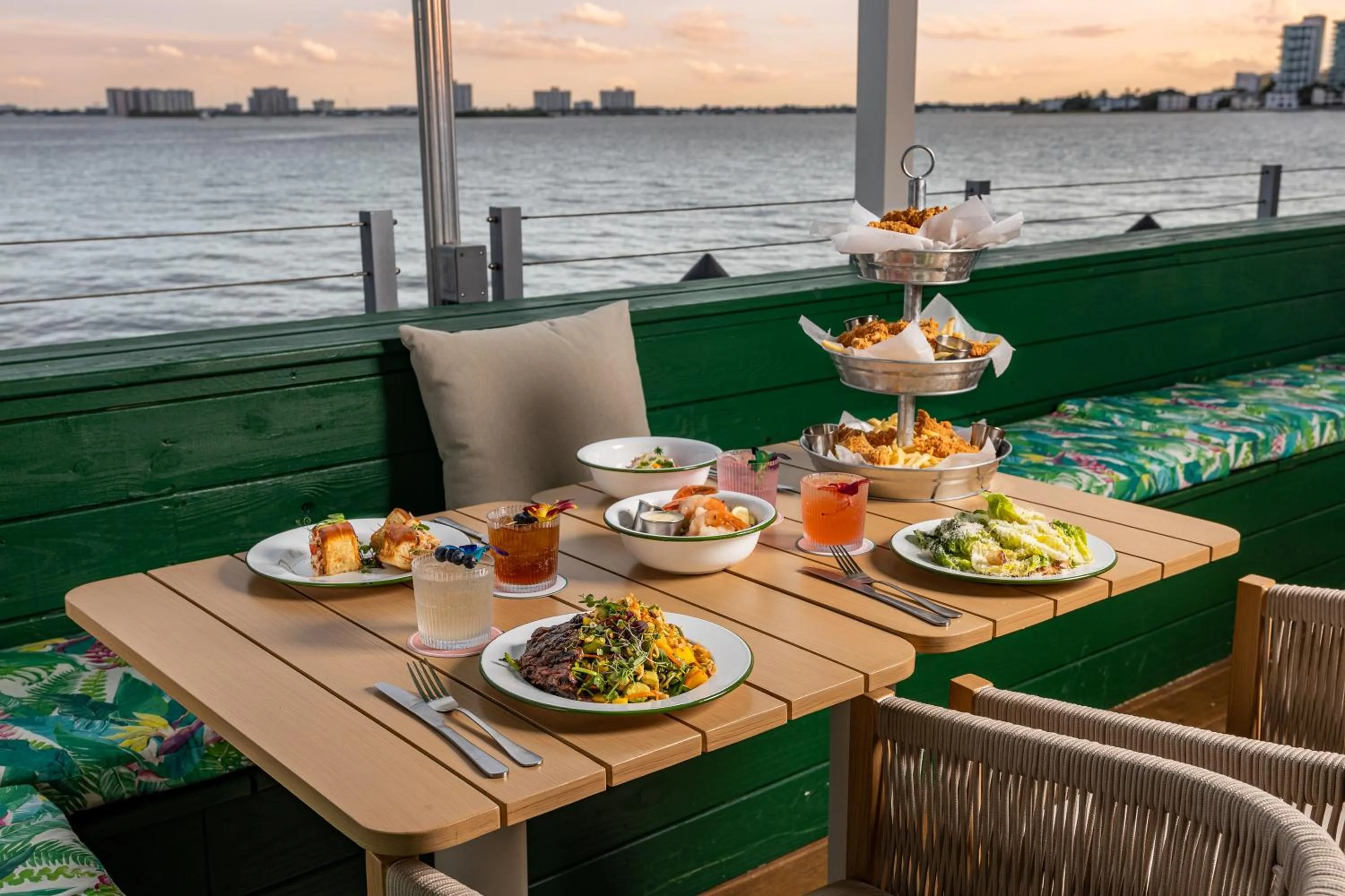 Restaurant/places to eat in Palm Tree Club Miami