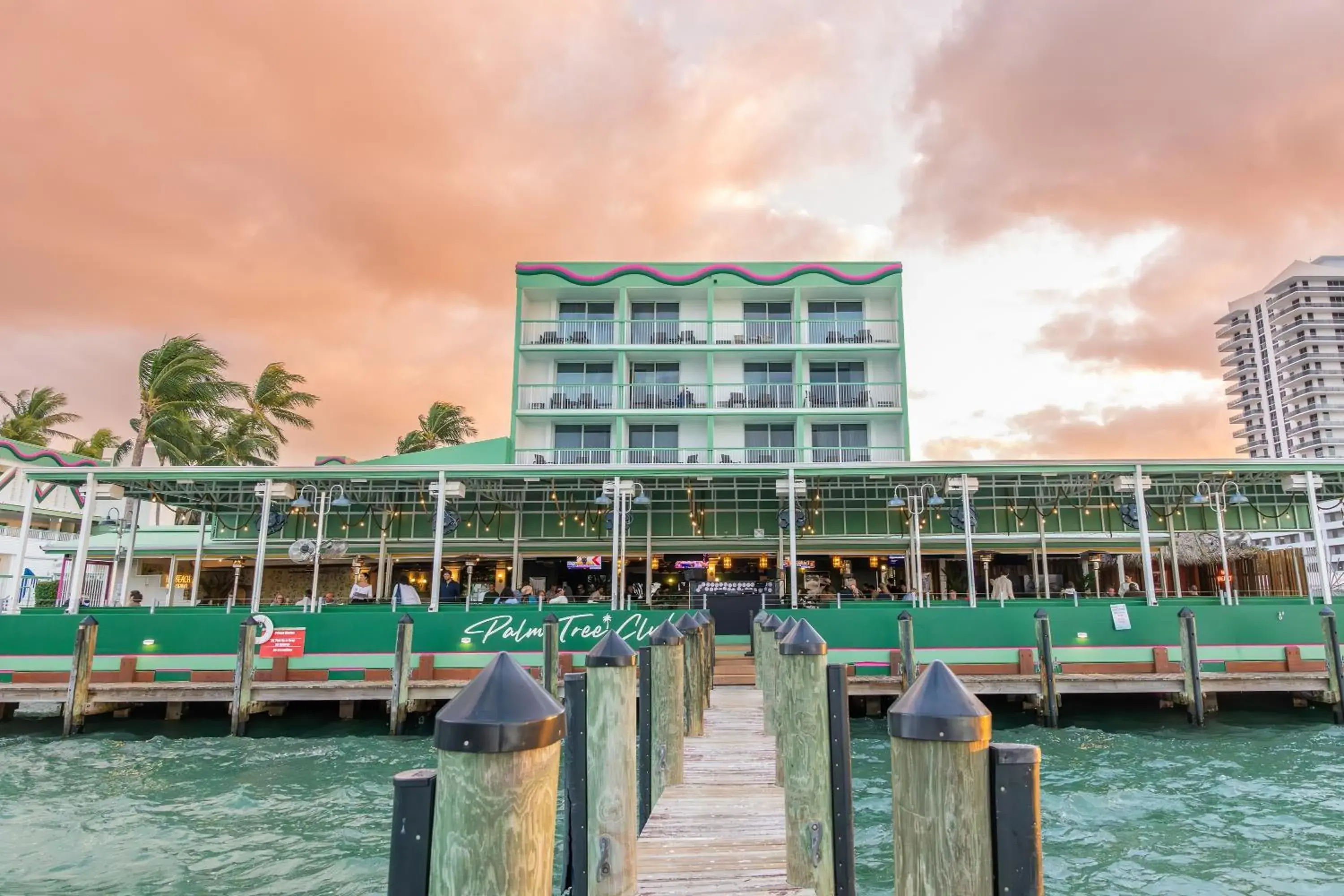 Property building in Palm Tree Club Miami Property building in Palm Tree Club Miami