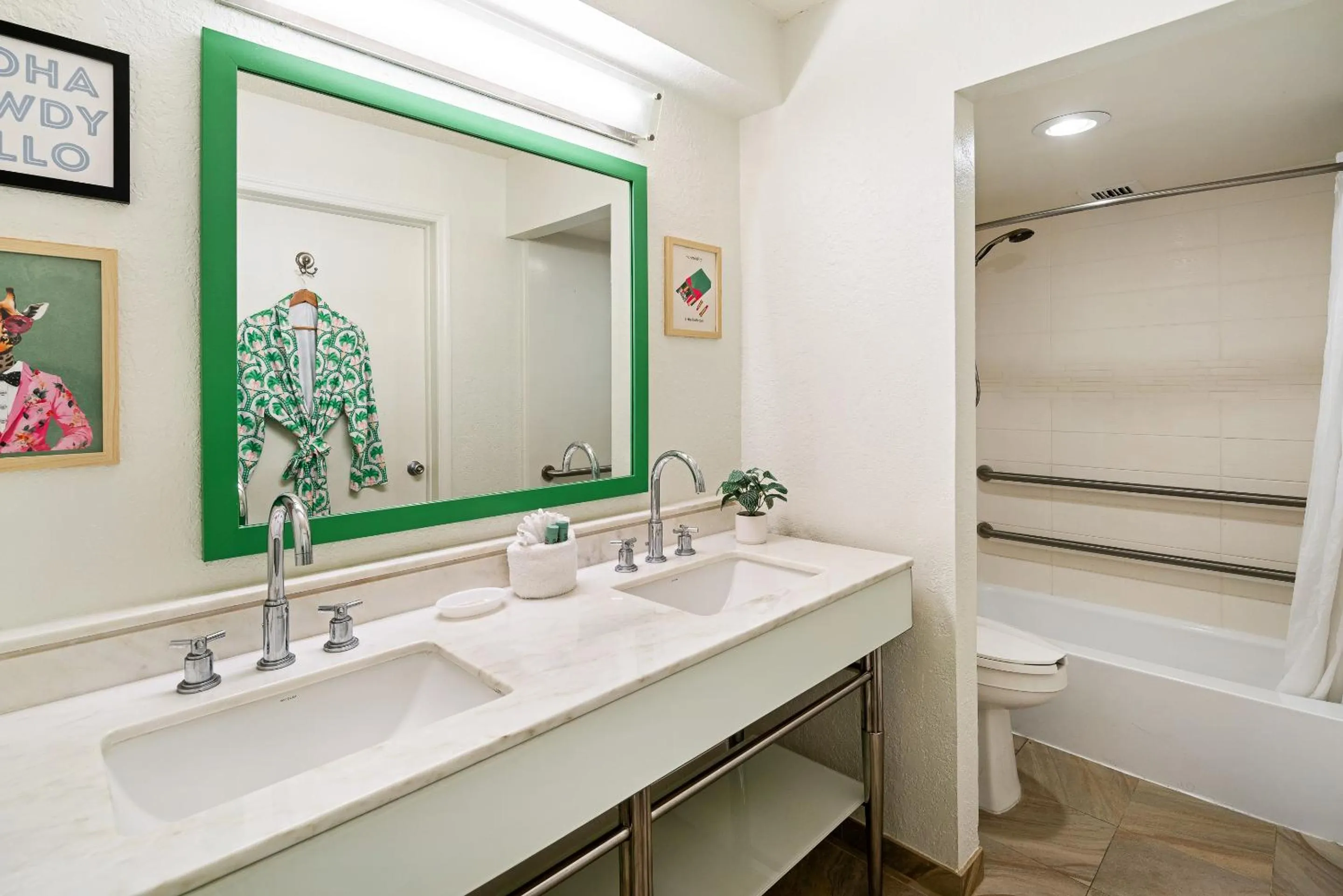 Shower in Palm Tree Club Miami