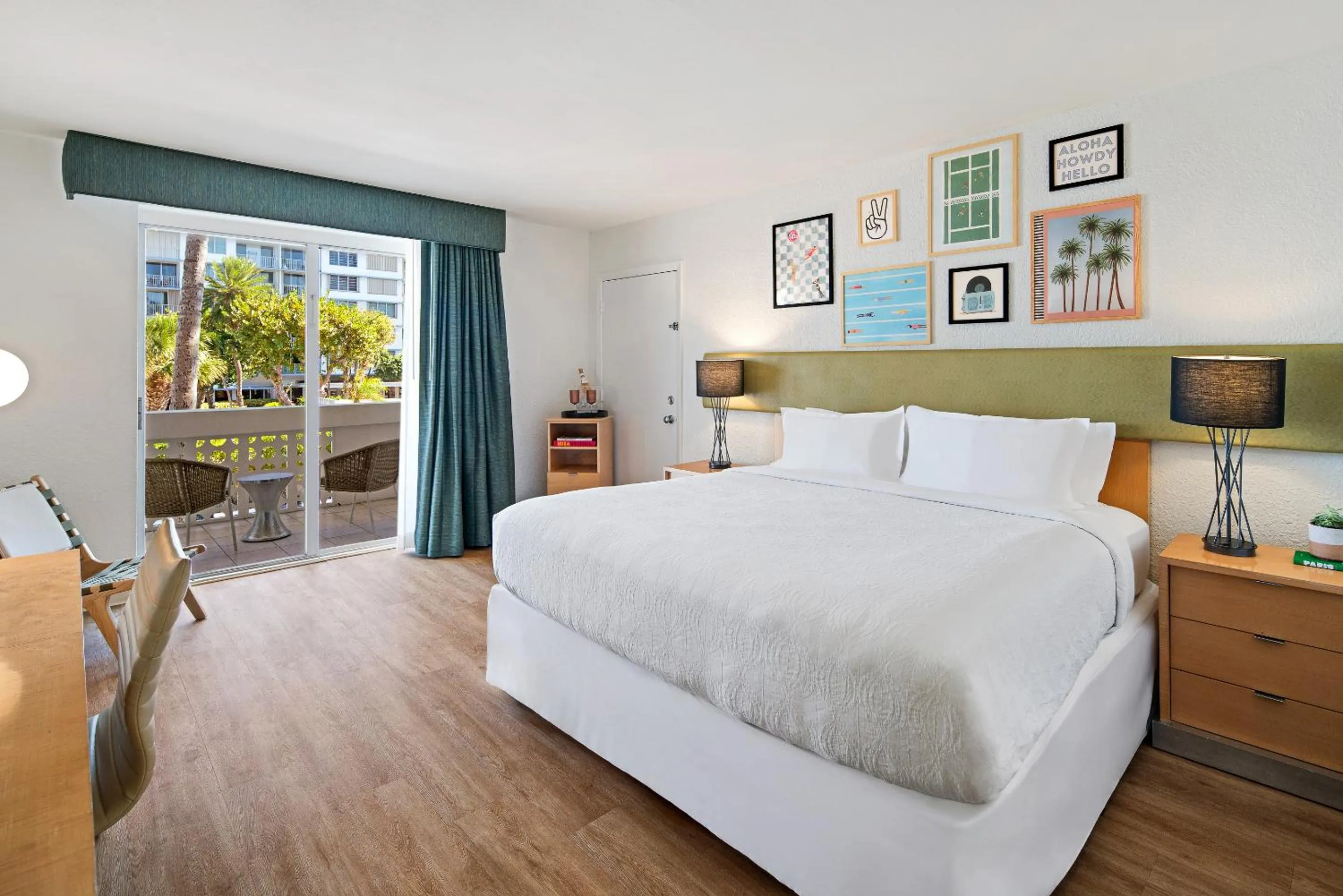 Bed in Palm Tree Club Miami