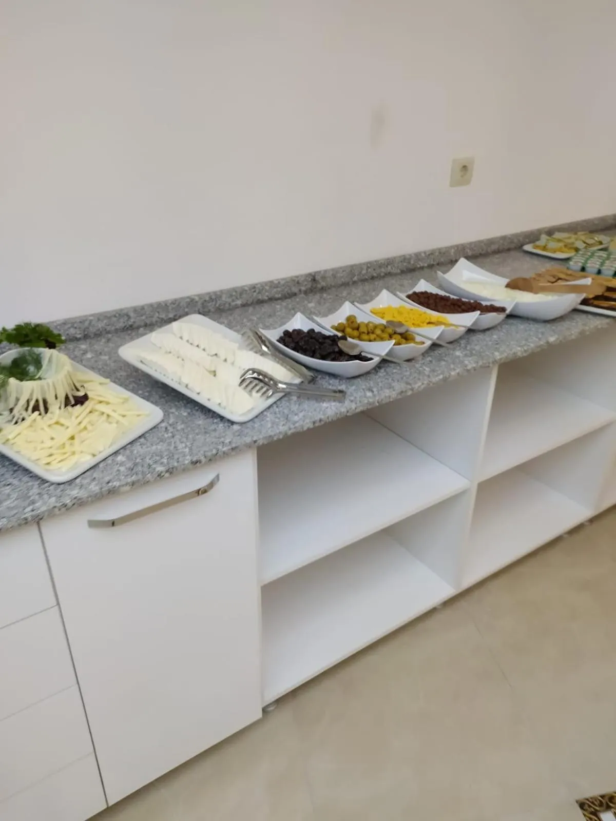 Food and drinks in Asmir Suites Hotel