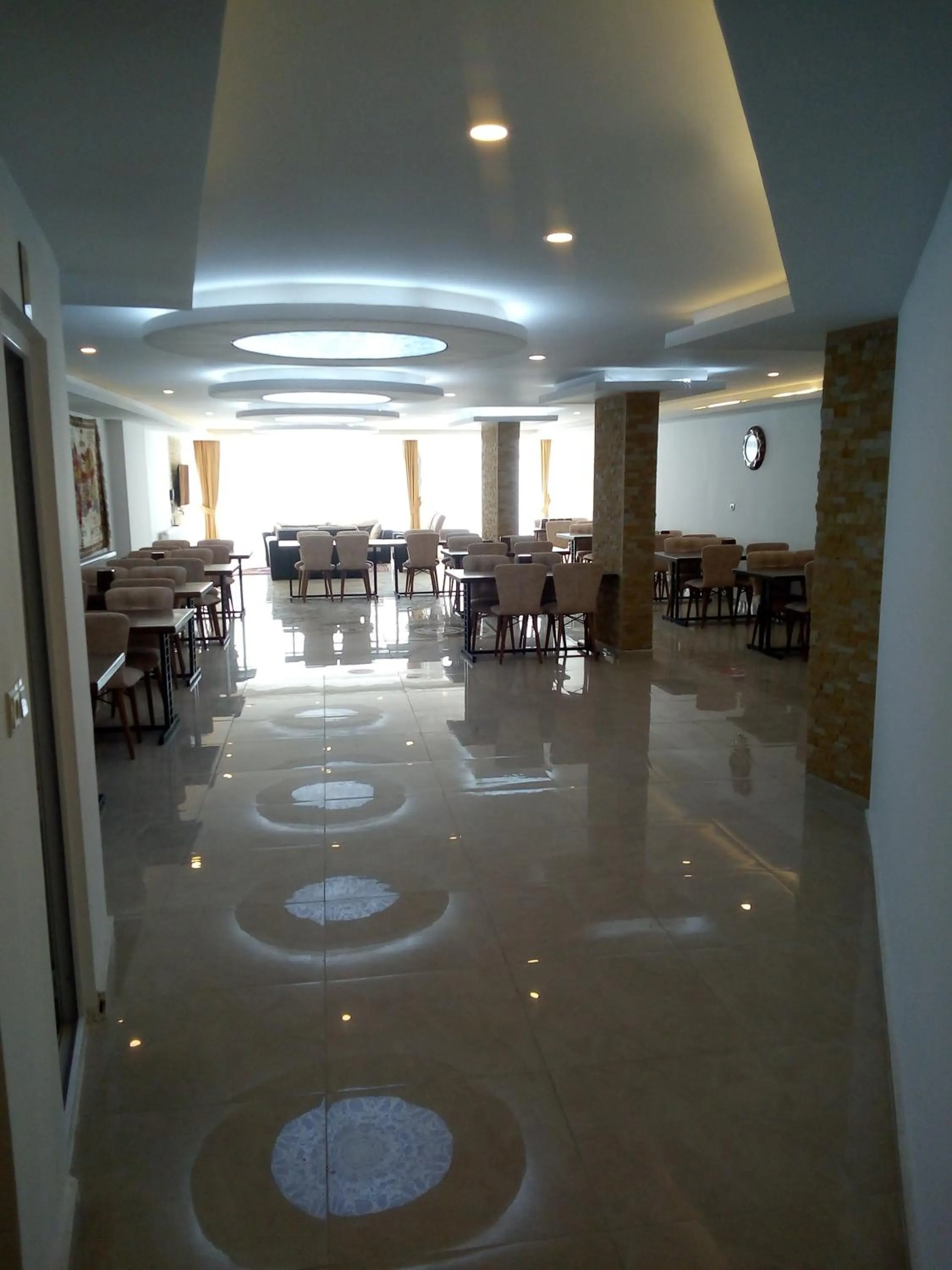 Restaurant/places to eat in Asmir Suites Hotel