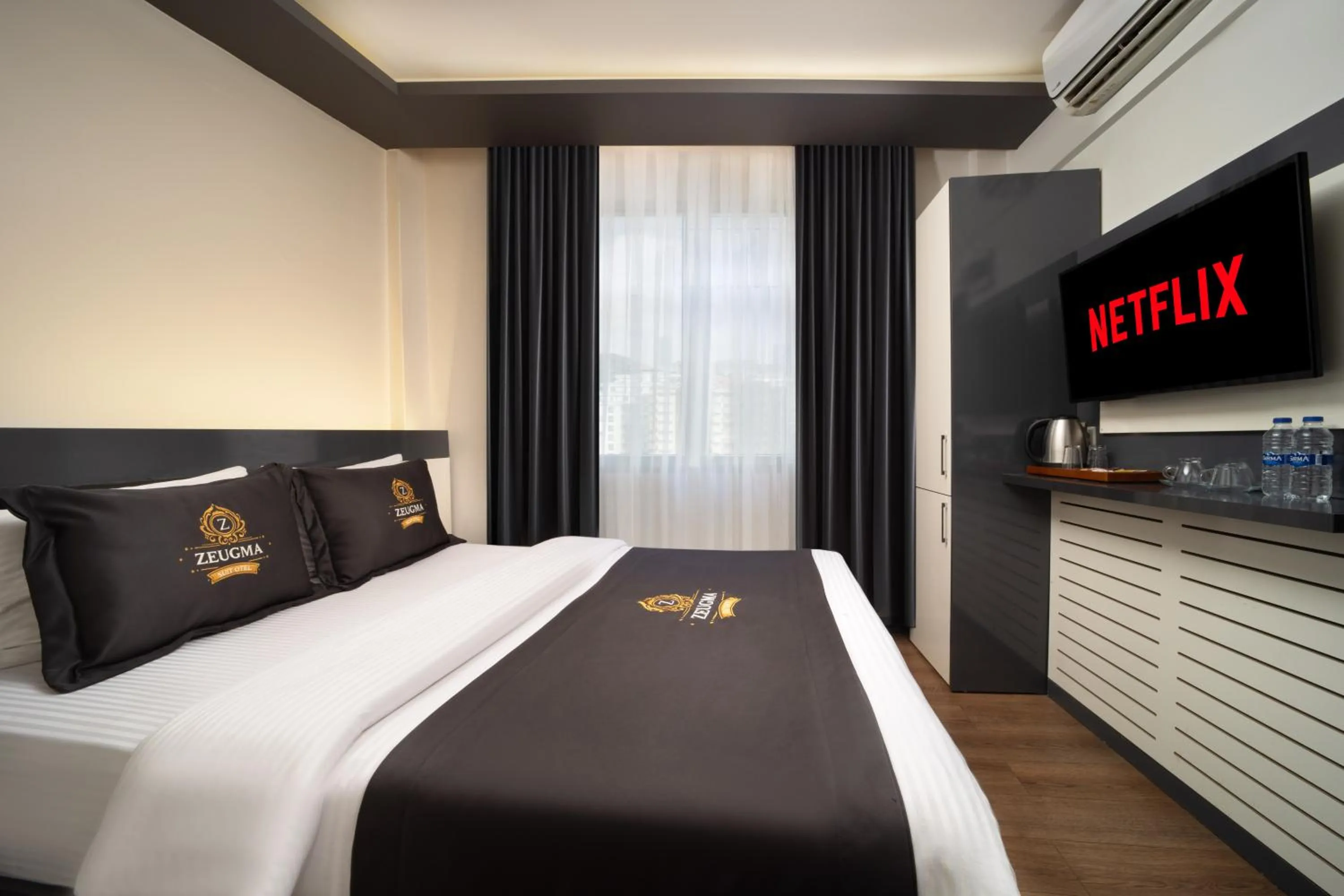 Photo of the whole room, Bed in Bakırköy Zeugma Suit Otel