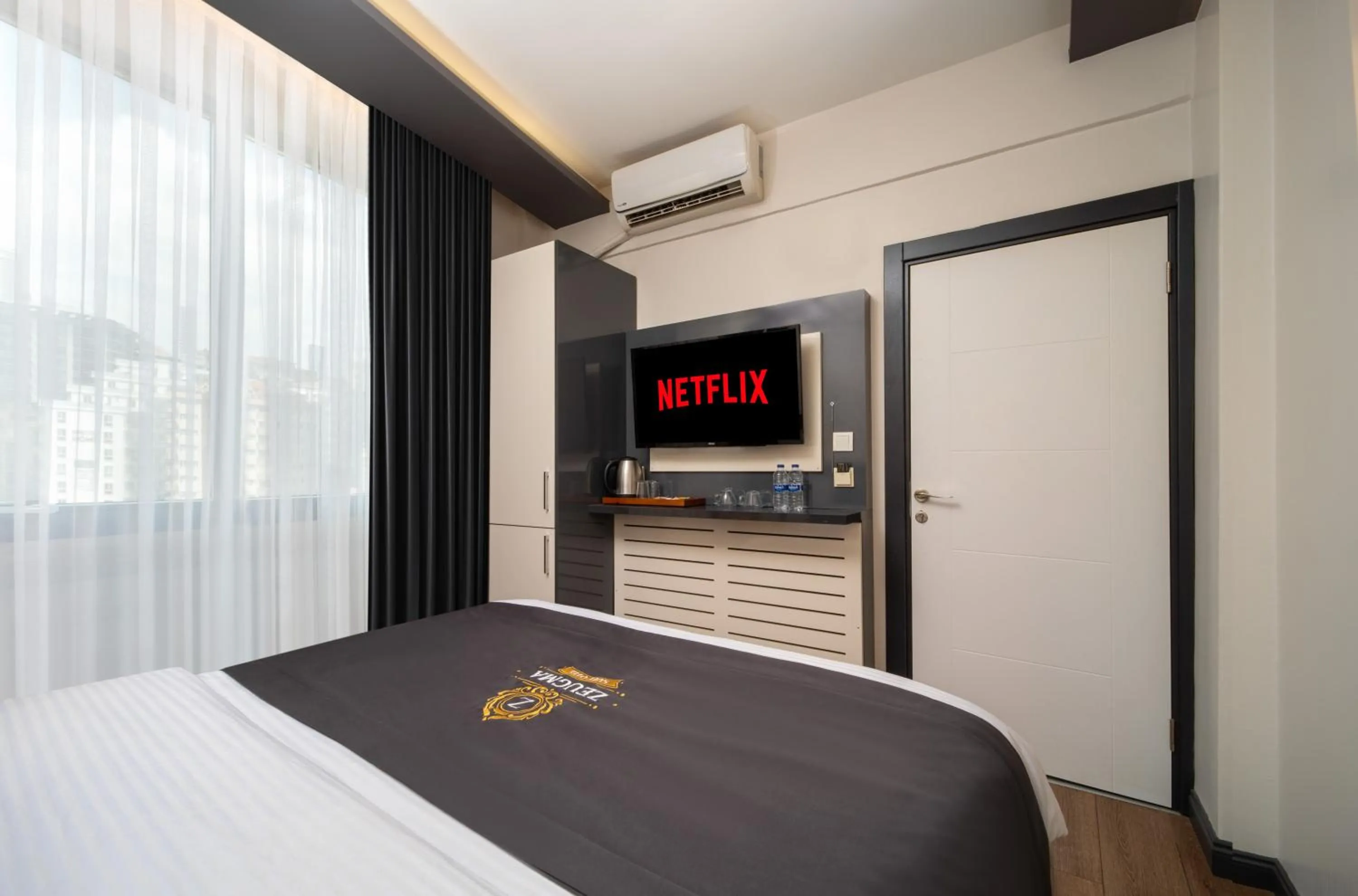 Photo of the whole room, Bed in Bakırköy Zeugma Suit Otel