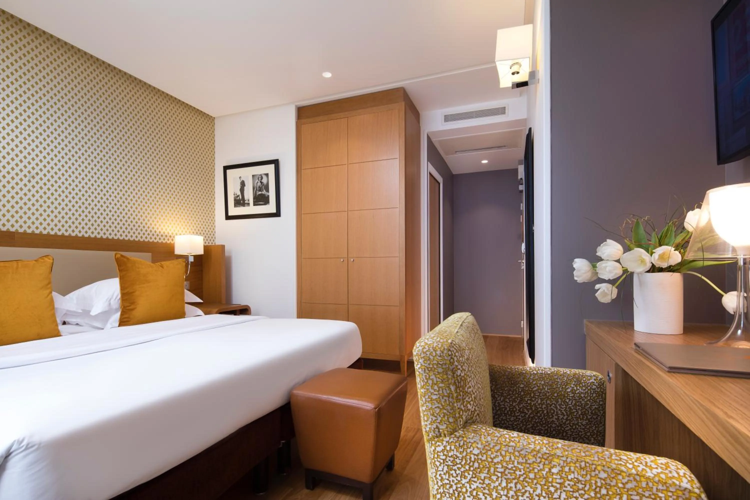 Photo of the whole room, Bed in Hotel Le Six