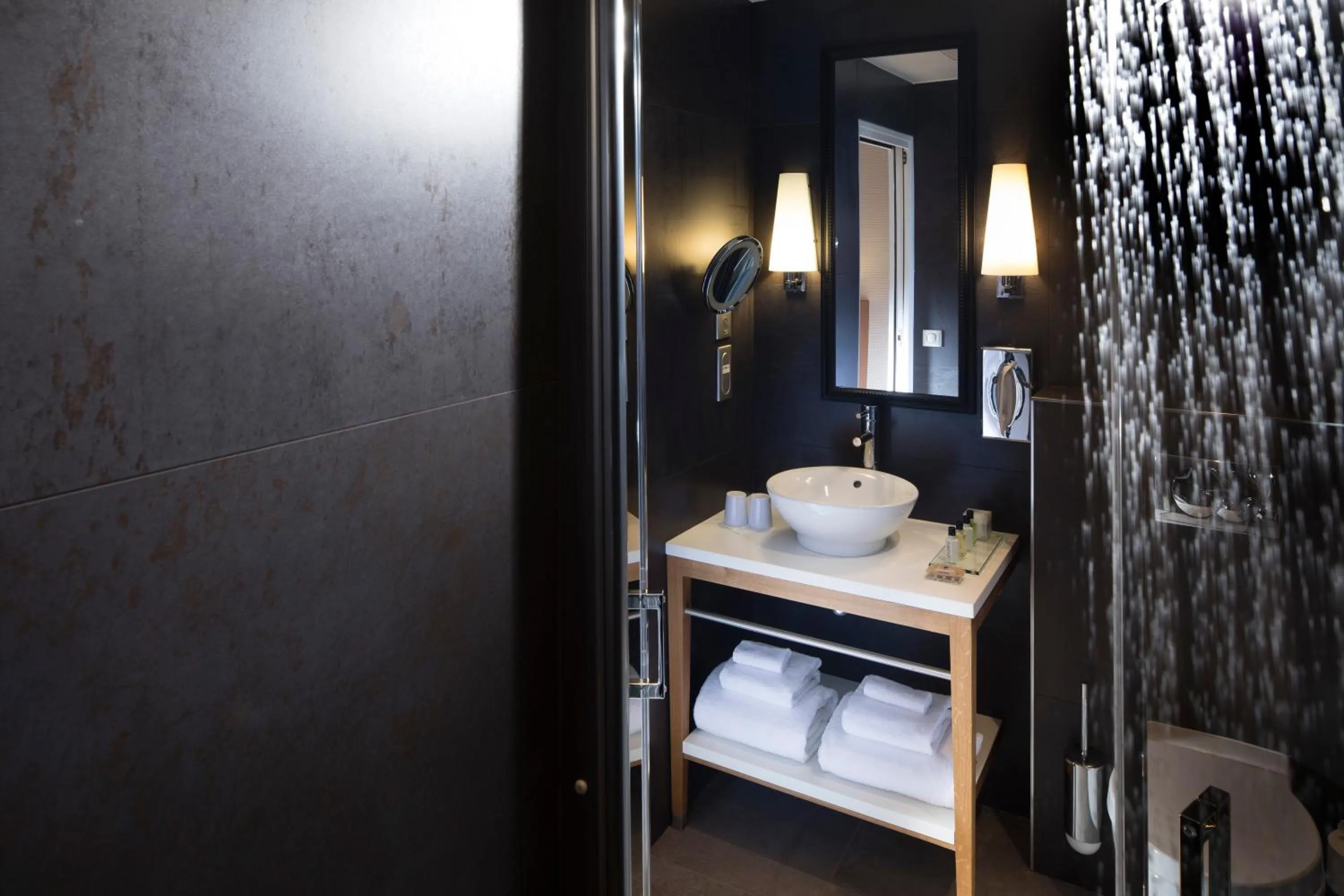 Shower, Bed in Hotel Le Six