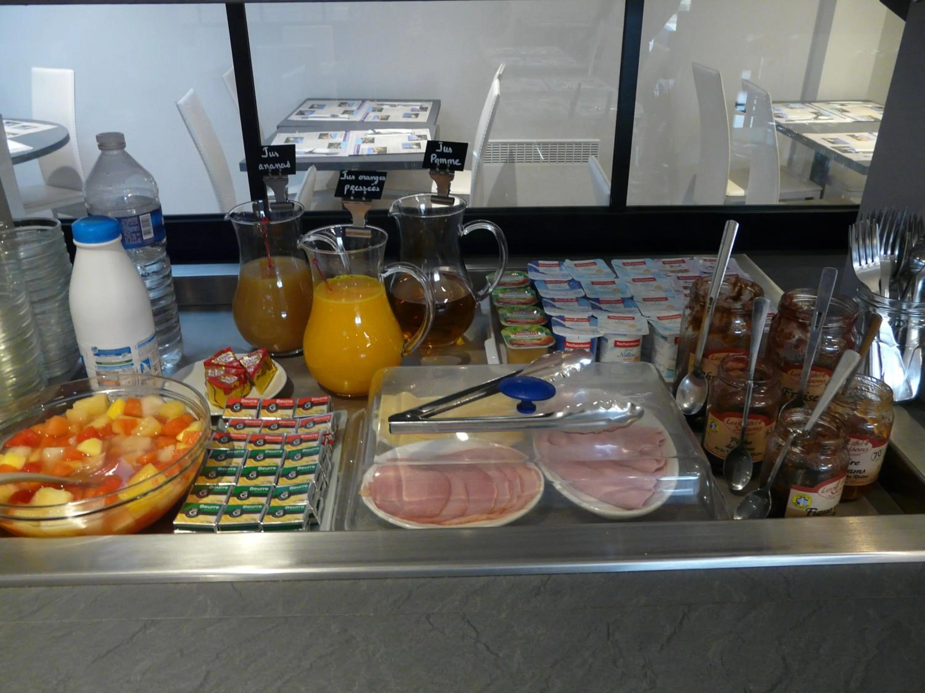 Buffet breakfast in Hôtel de la baie de Paimpol