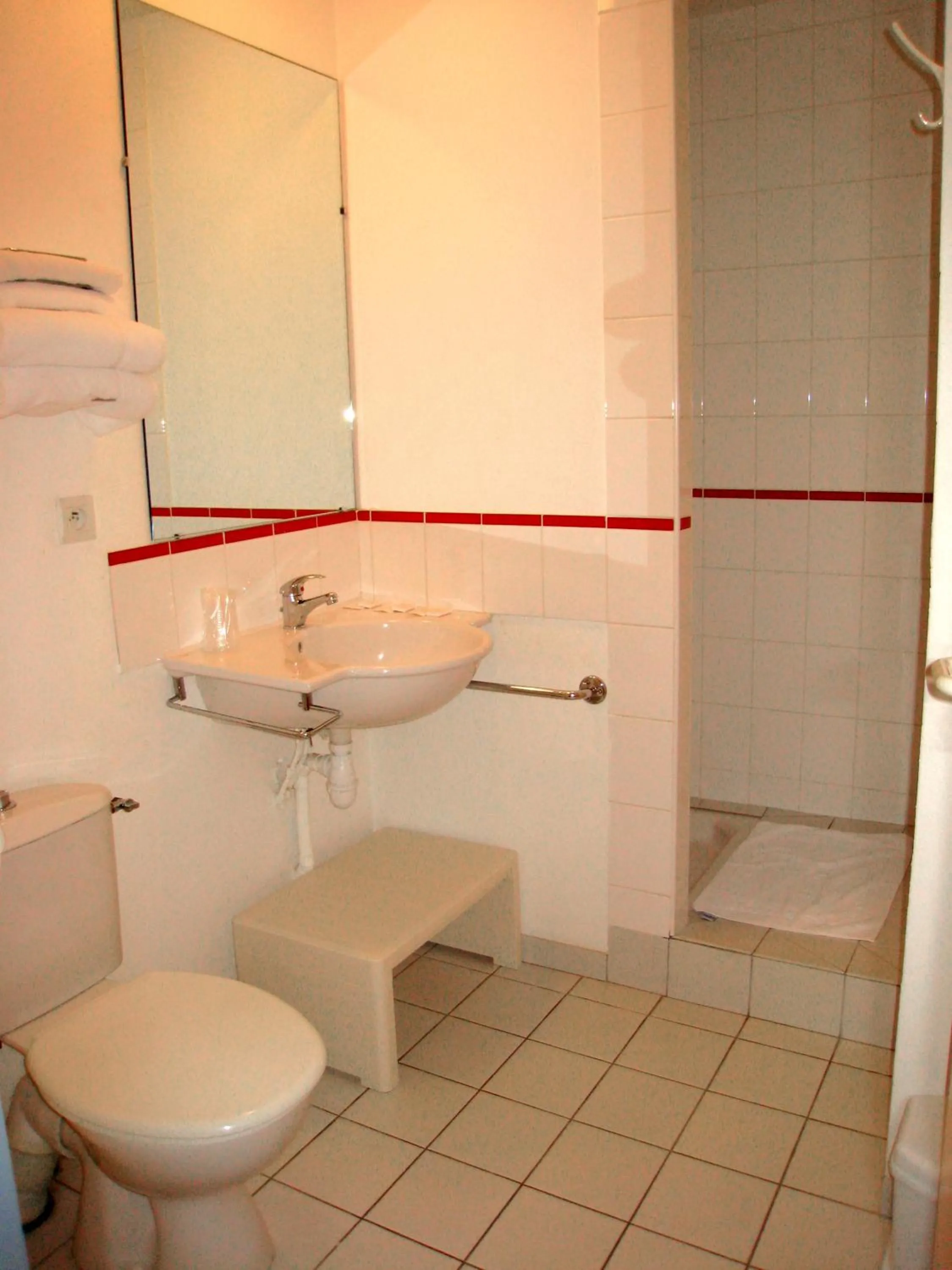 Bathroom in Hôtel de la baie de Paimpol