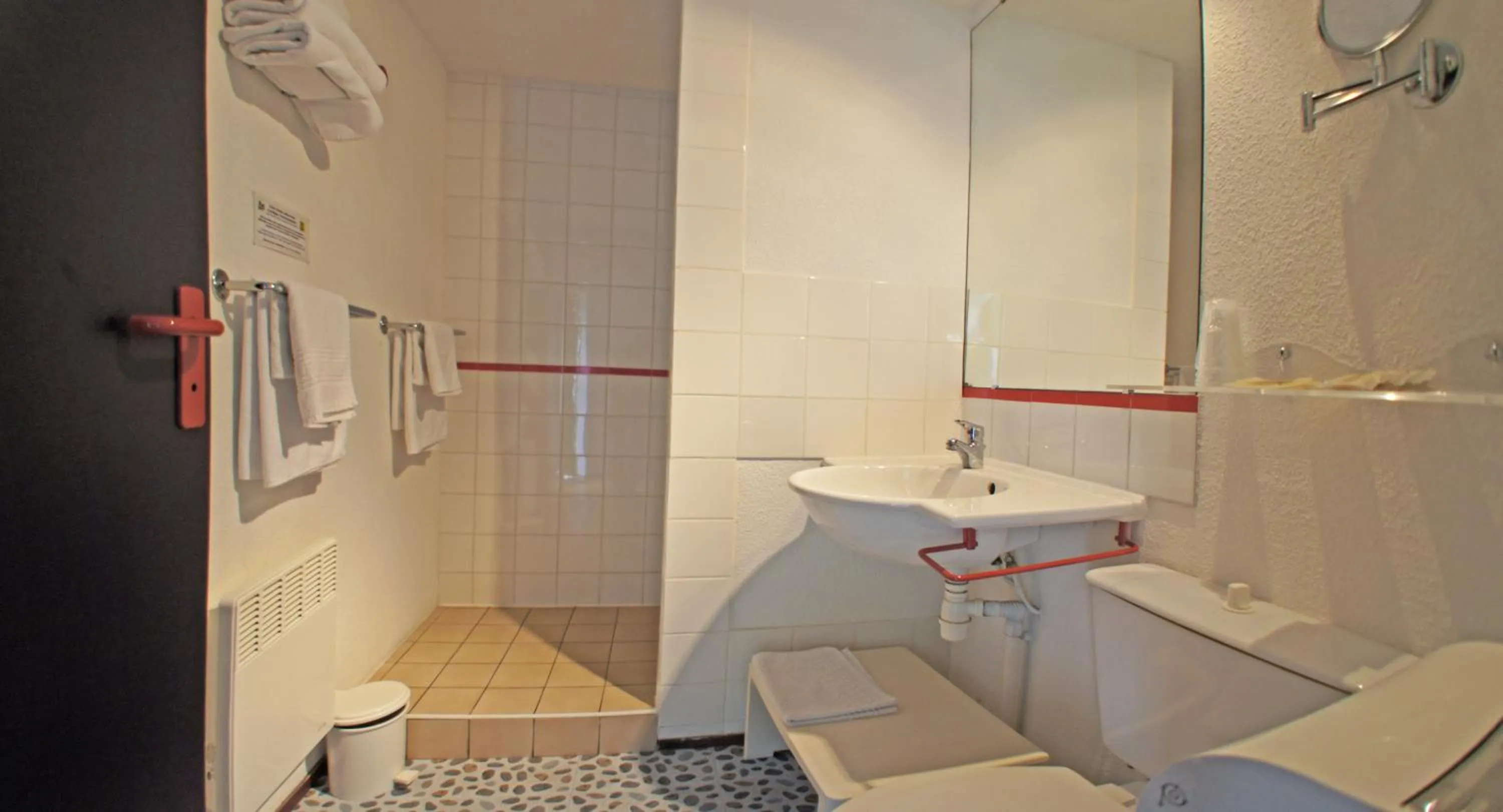 Bathroom in Hôtel de la baie de Paimpol