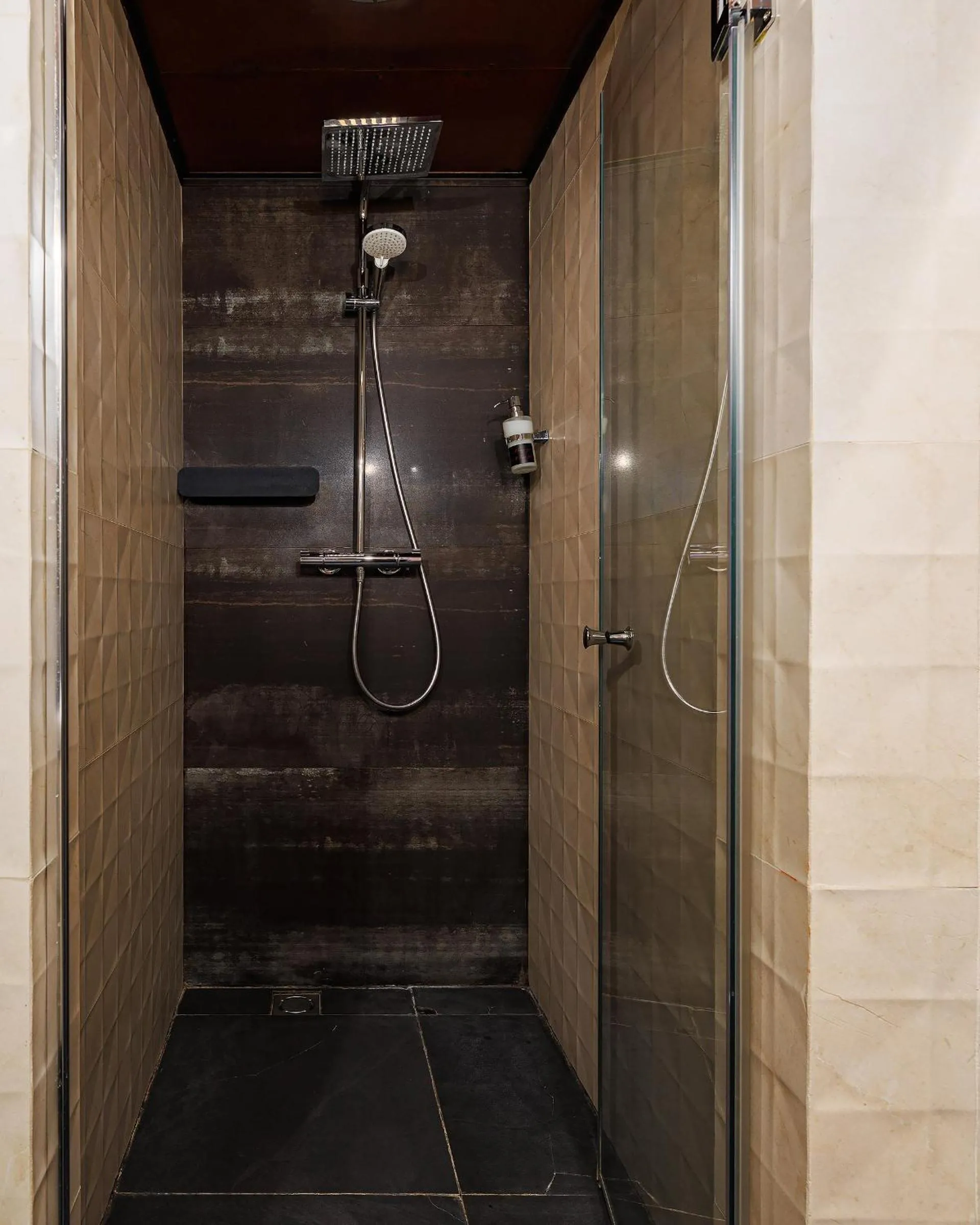 Shower in Masoch. Hotel & Cafe