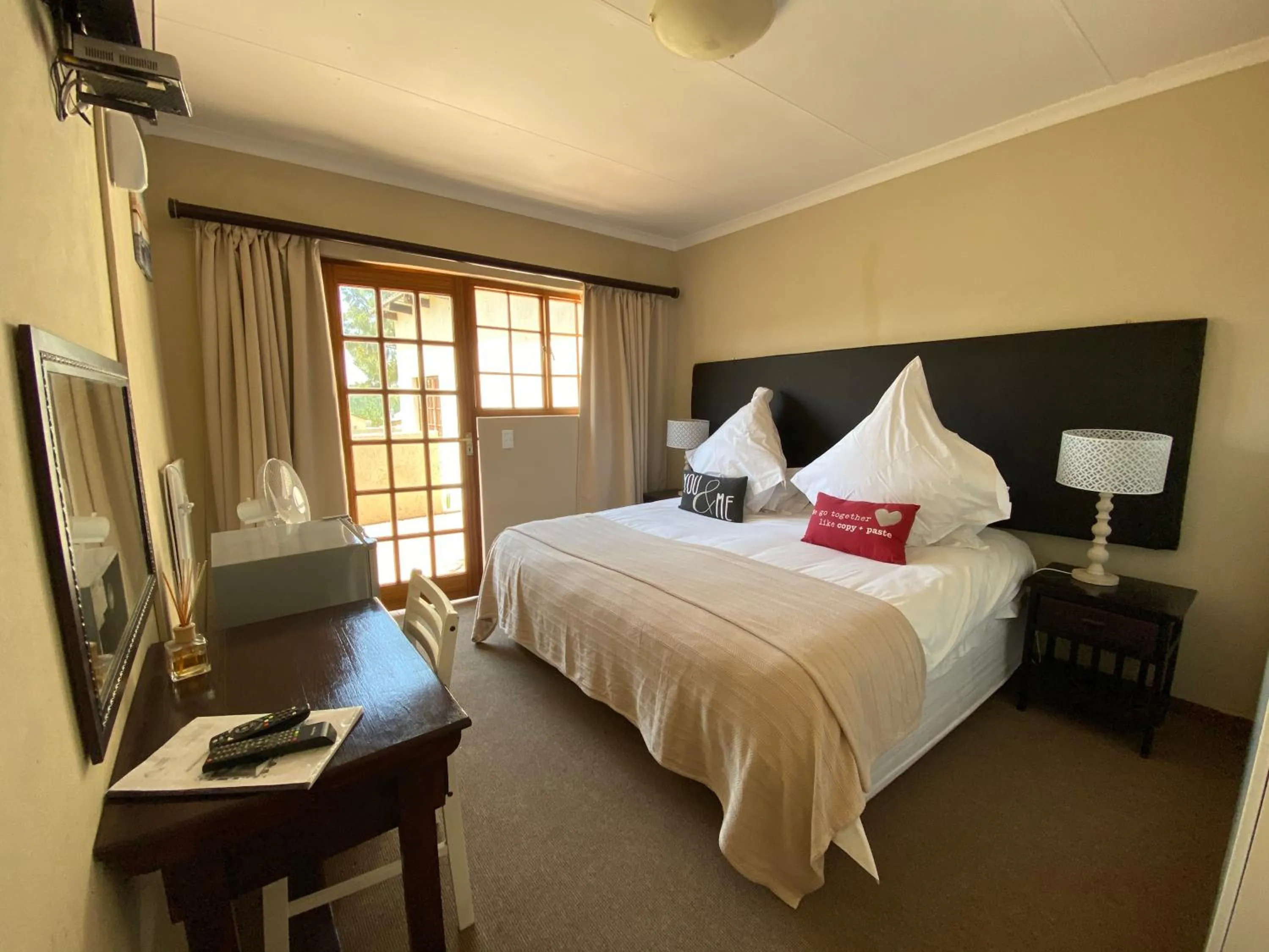 Bedroom, Bed in Lanseria Country Estate