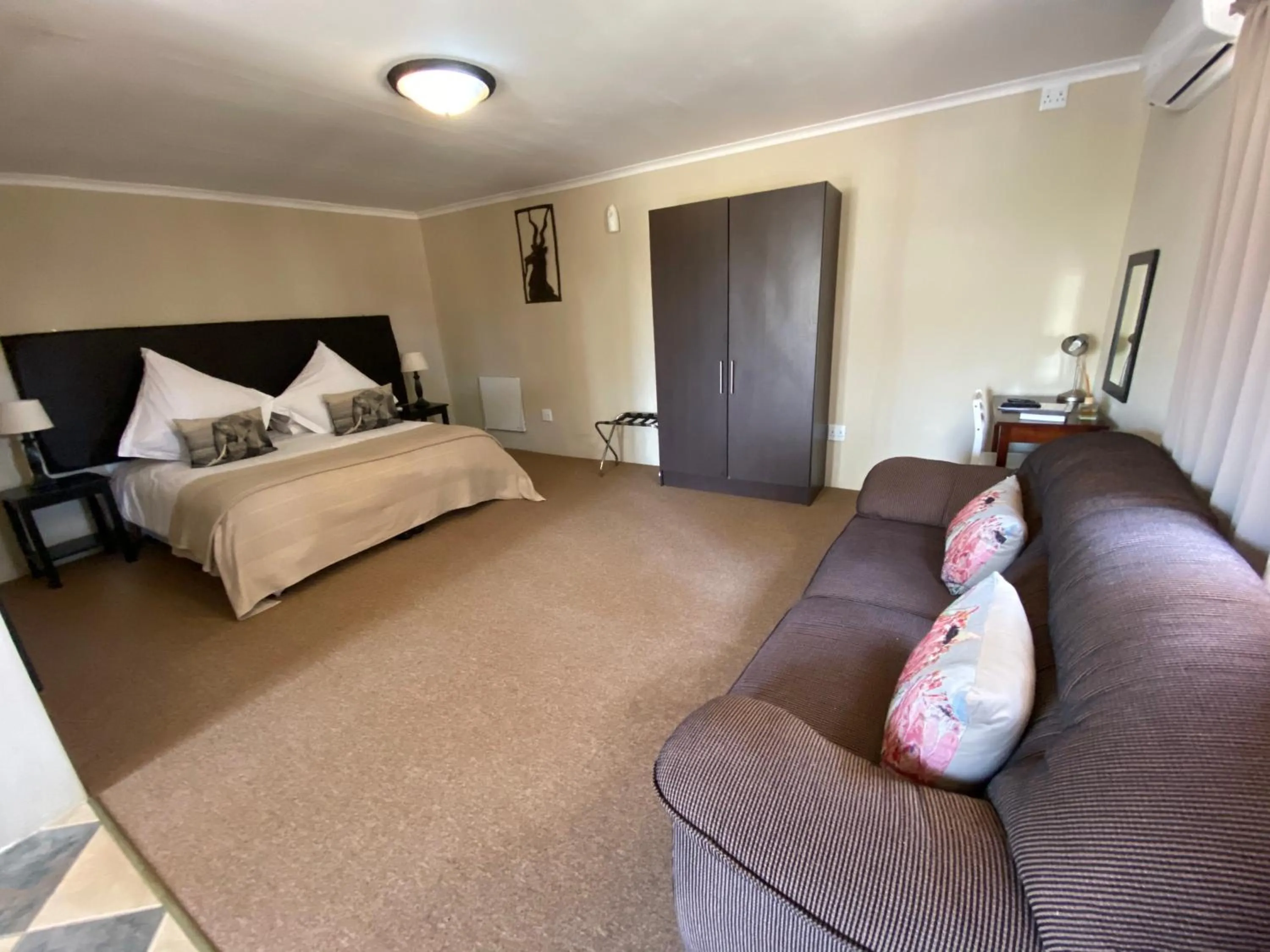 Living room, Bed in Lanseria Country Estate