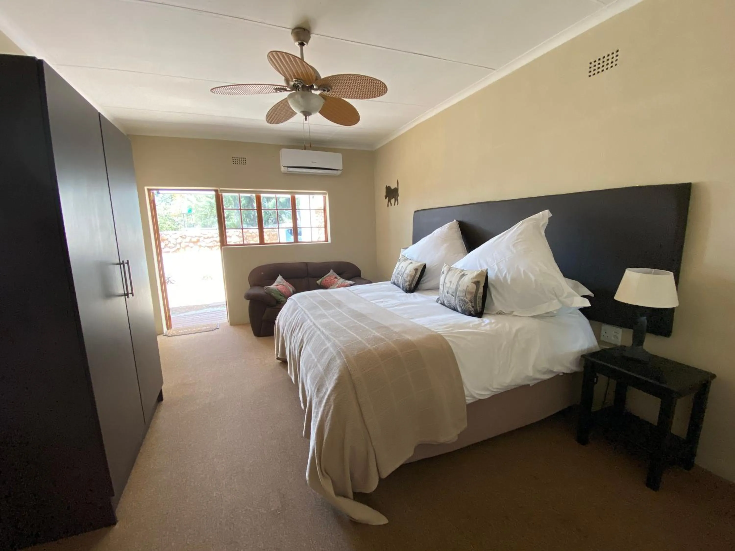 Bedroom, Bed in Lanseria Country Estate