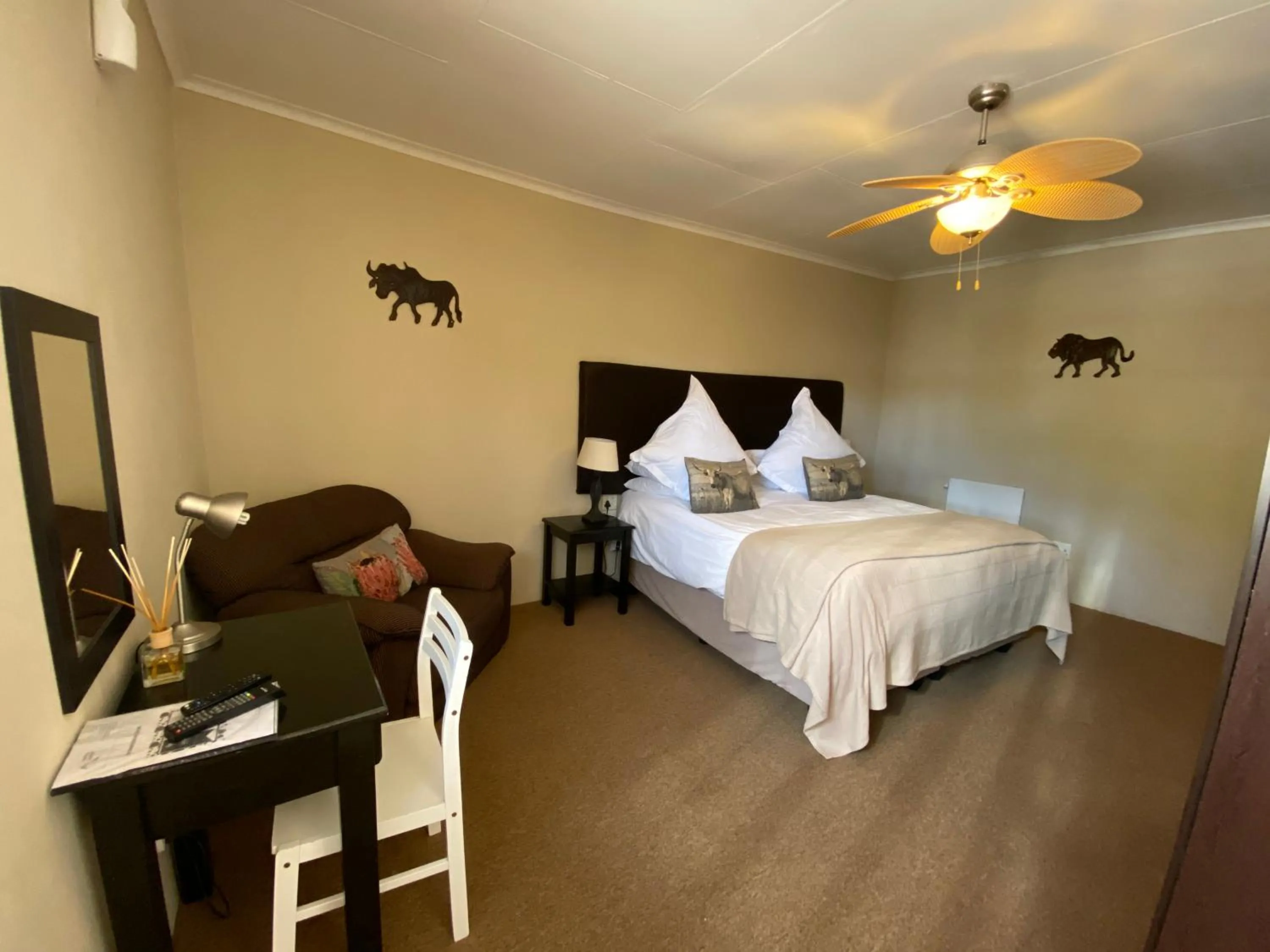 Bedroom, Bed in Lanseria Country Estate