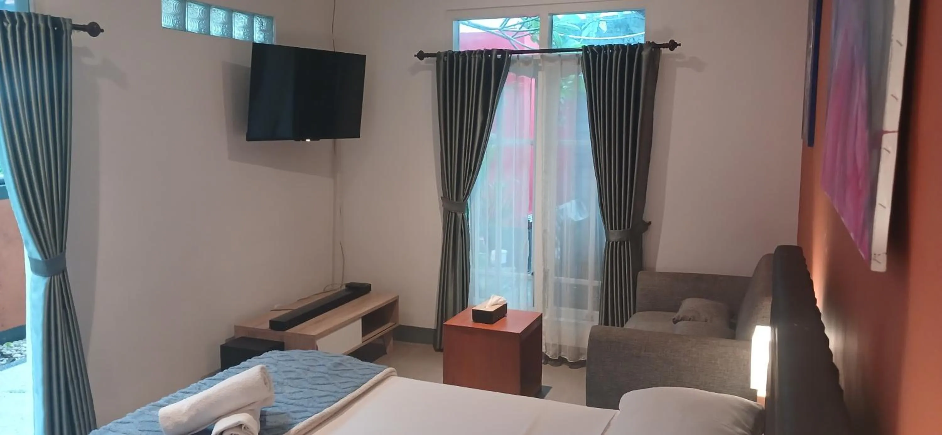 TV and multimedia, Bed in Dewi Sri Guesthouse