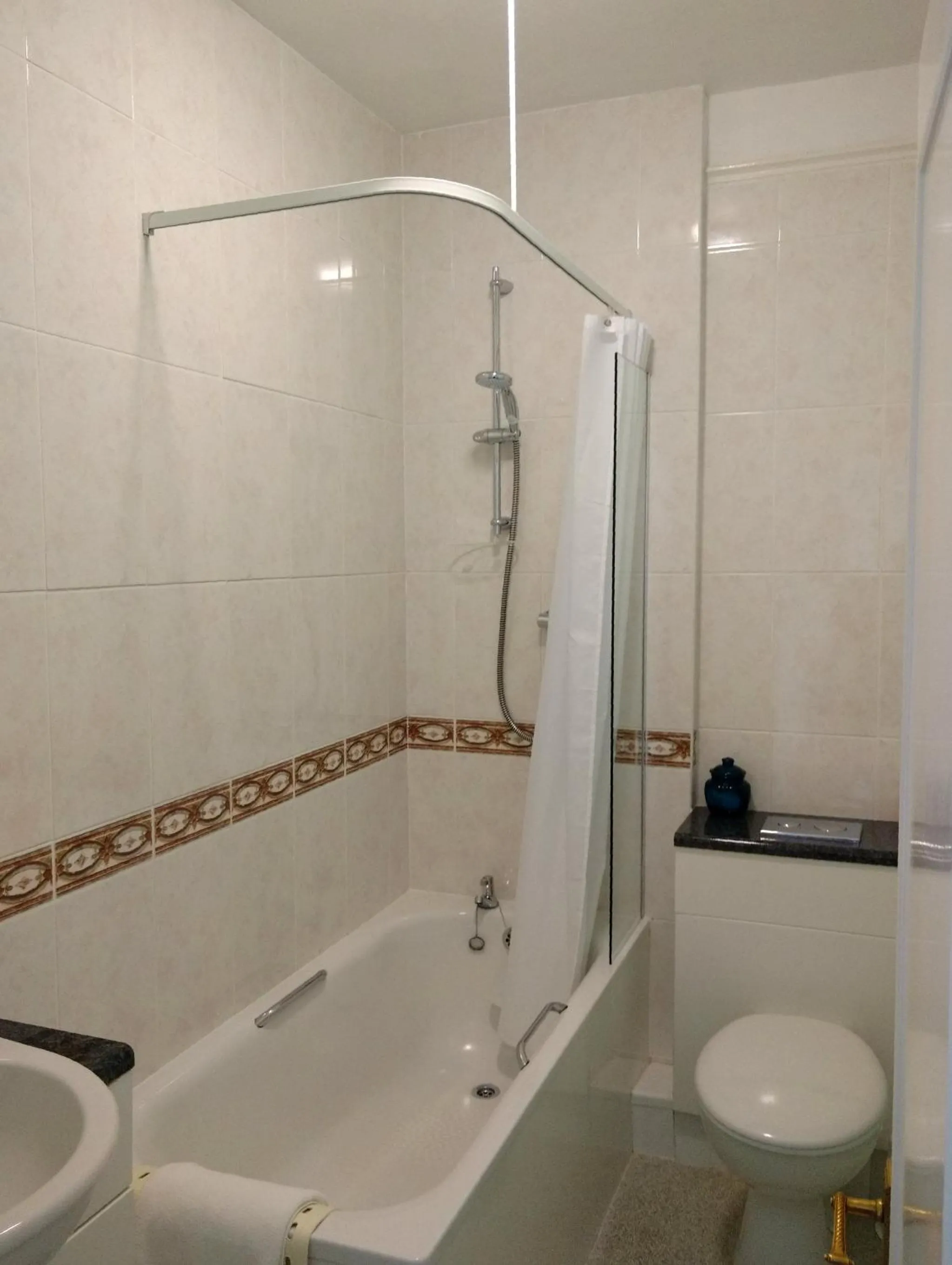 Shower in Chough's Nest Hotel