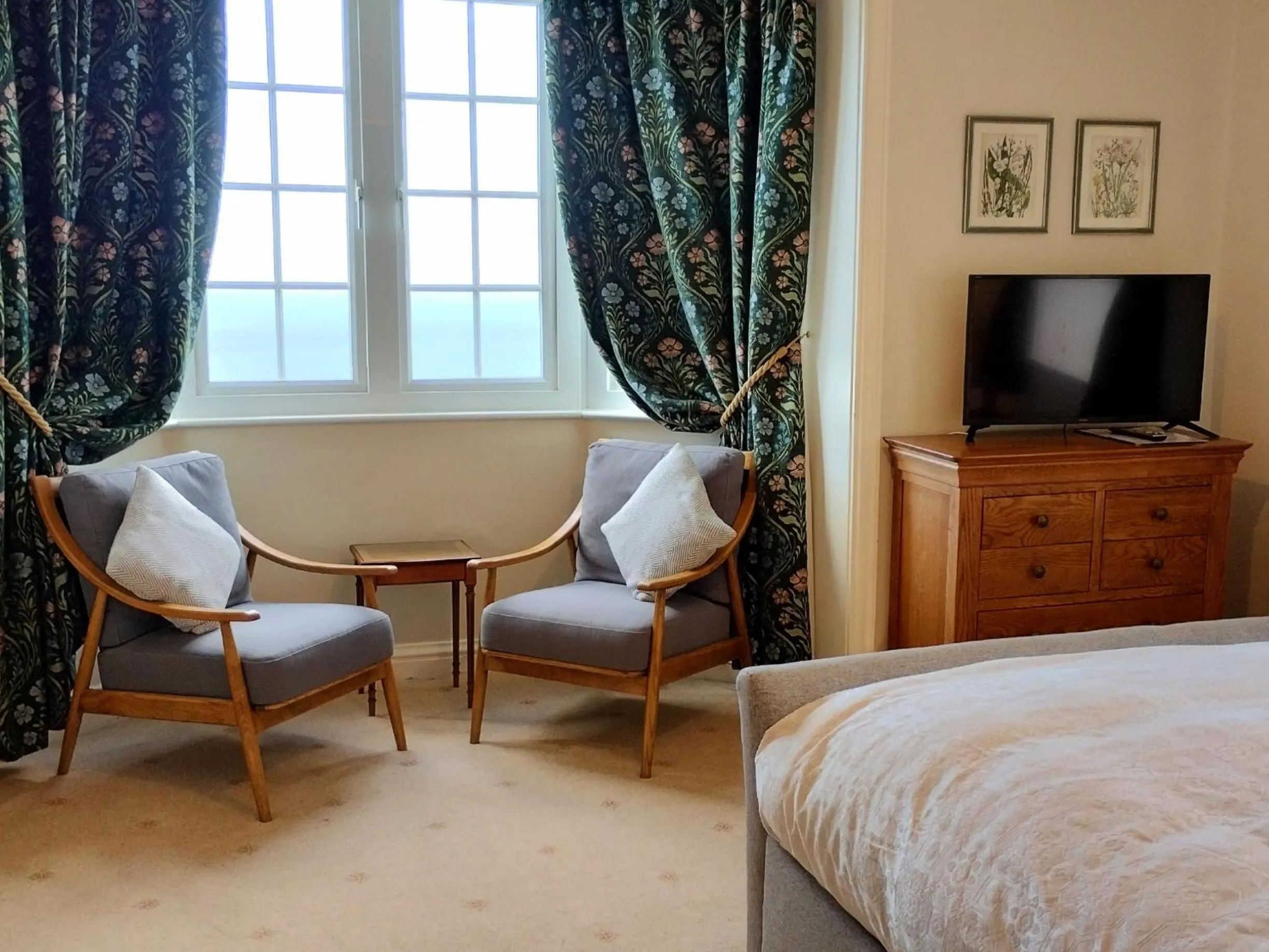 Bed in Chough's Nest Hotel