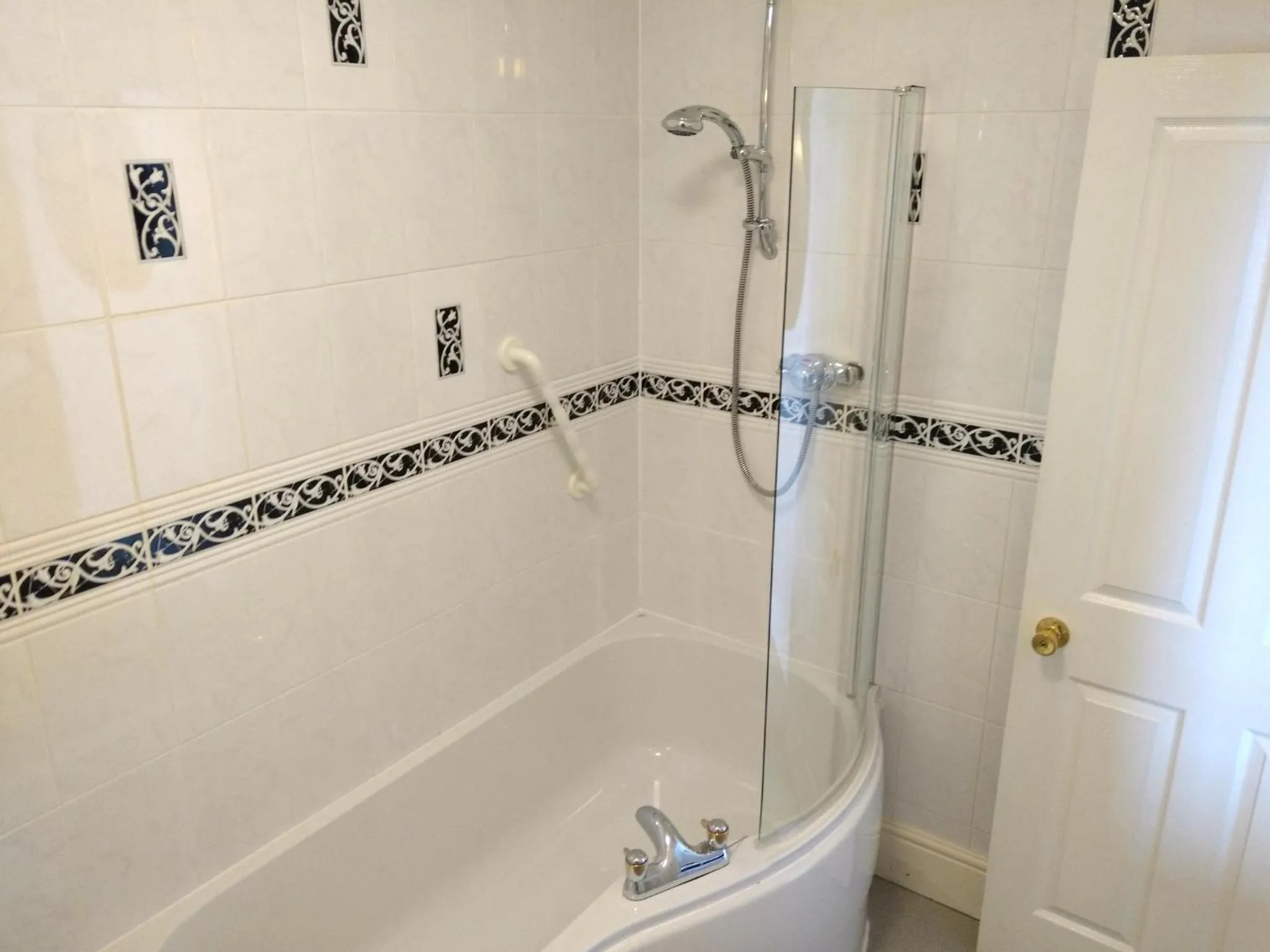 Shower in Chough's Nest Hotel