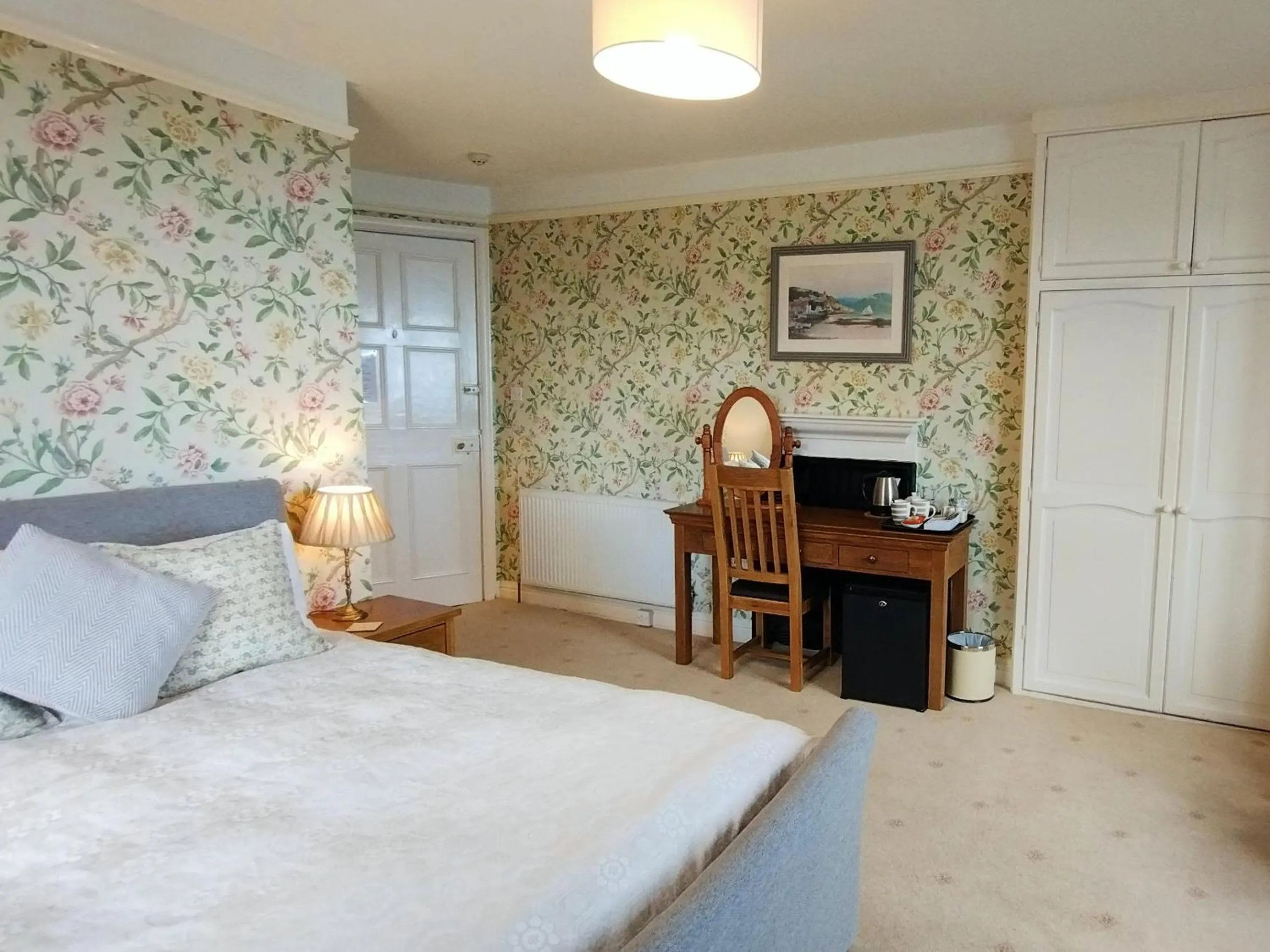 Coffee/tea facilities, Bed in Chough's Nest Hotel