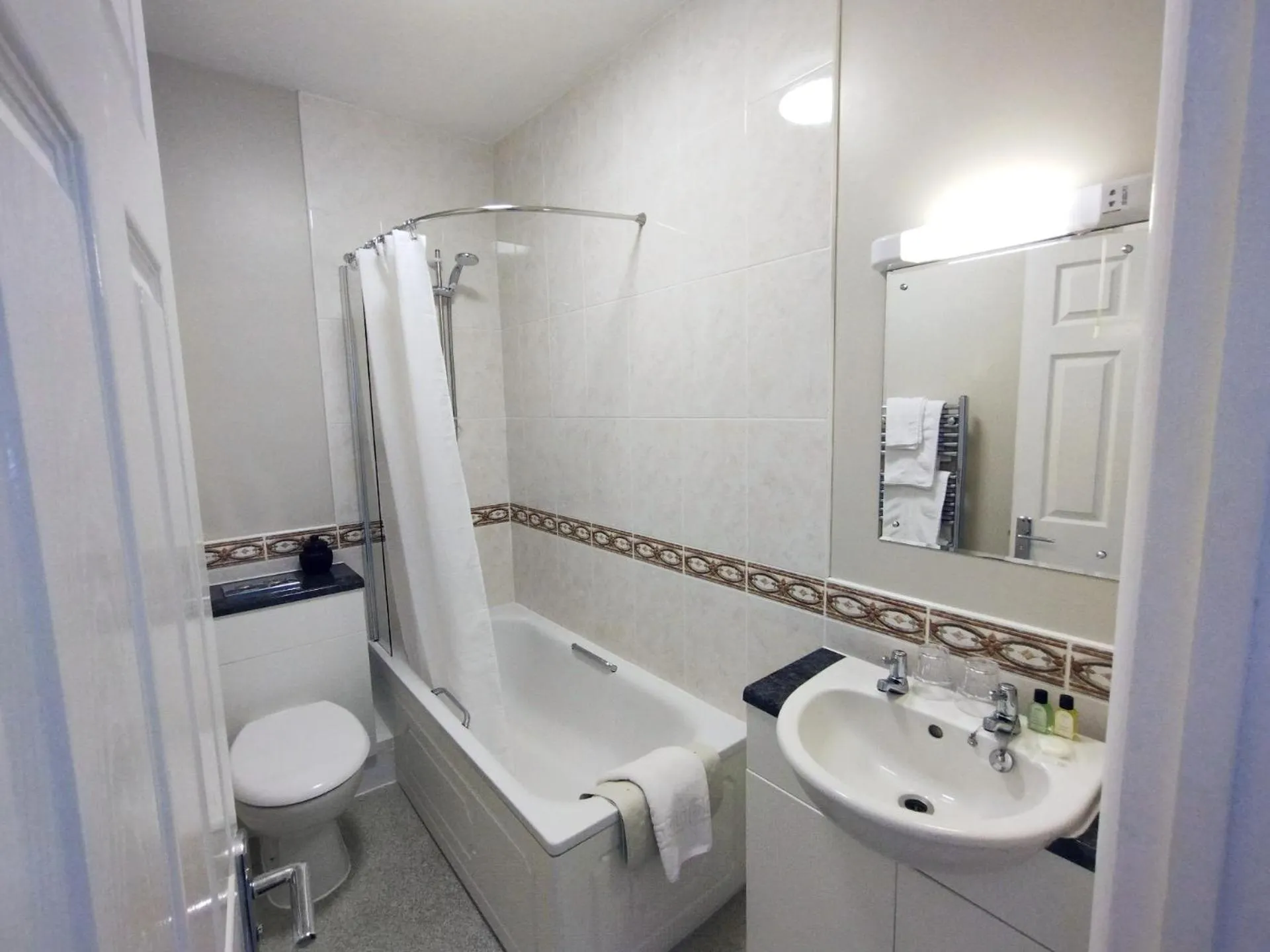 Shower in Chough's Nest Hotel