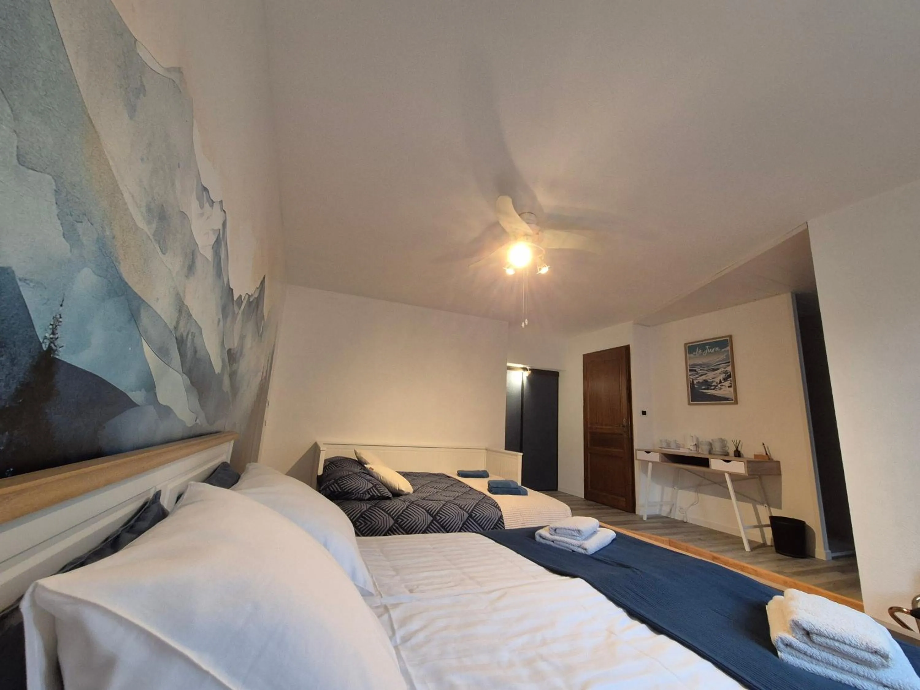 Photo of the whole room, Bed in Au lavoir du Serein "L'Eventail"