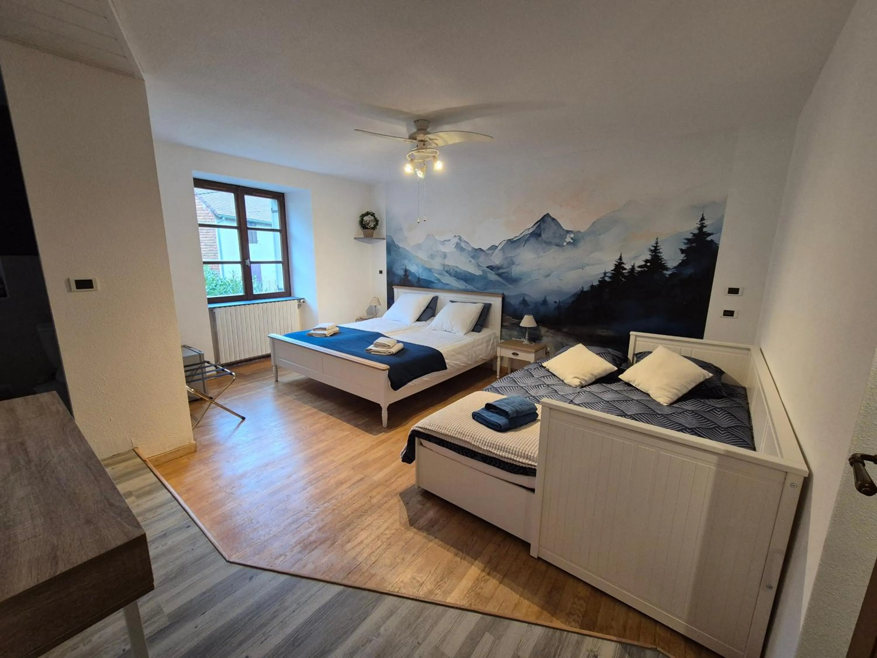 Photo of the whole room in Au lavoir du Serein "L'Eventail"