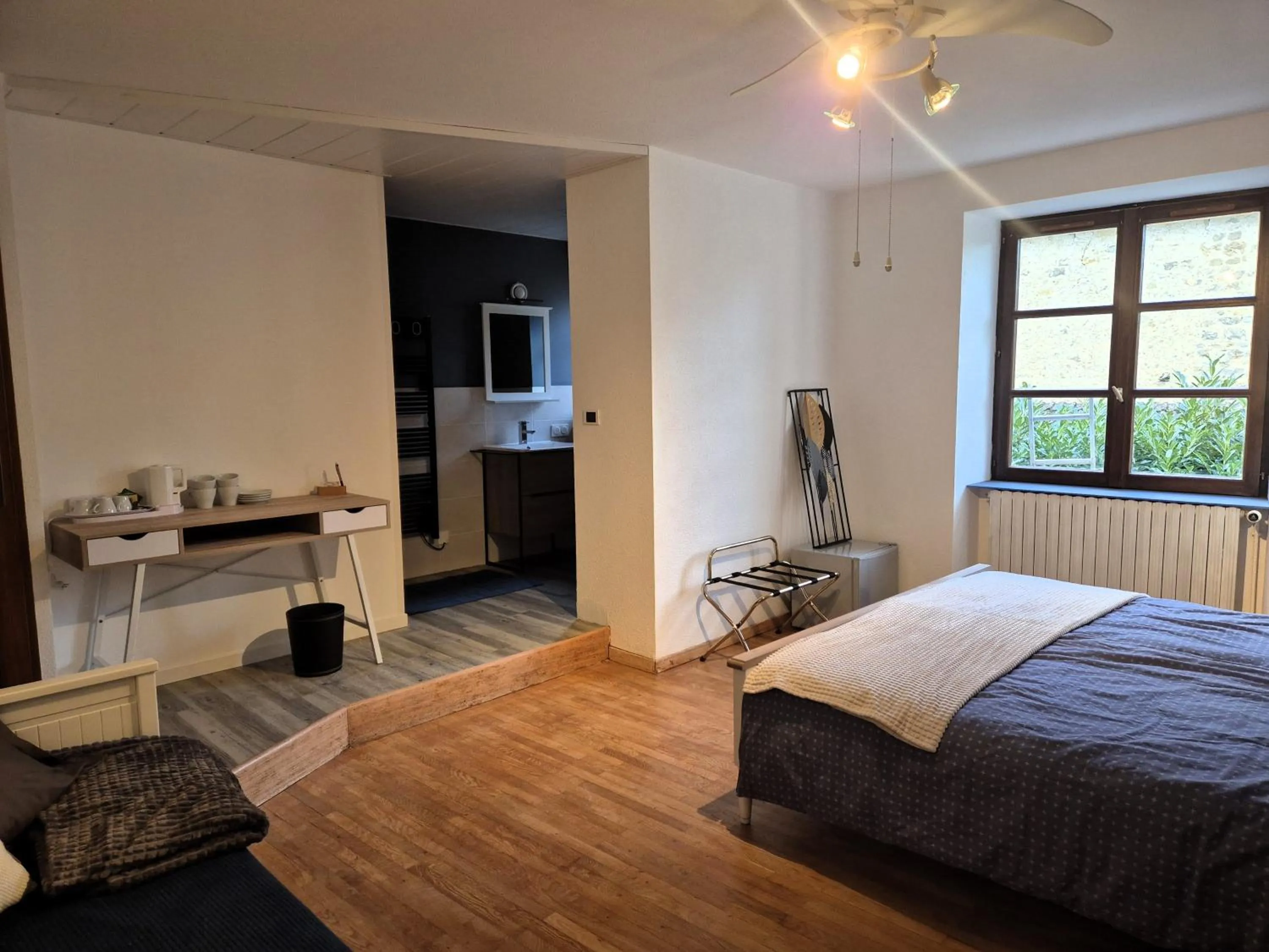 Bathroom, Bed in Au lavoir du Serein "L'Eventail"