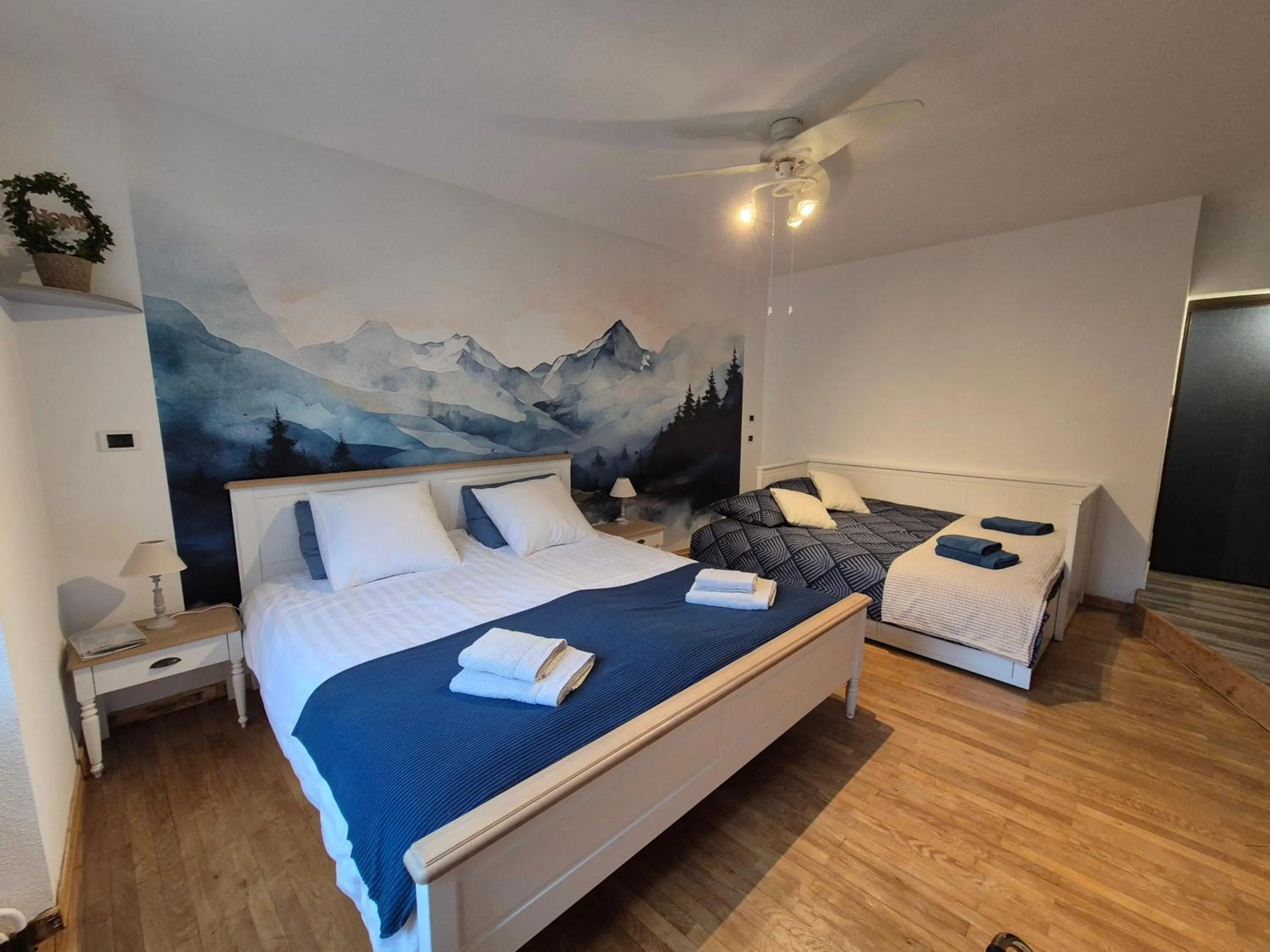 Photo of the whole room, Bed in Au lavoir du Serein "L'Eventail"