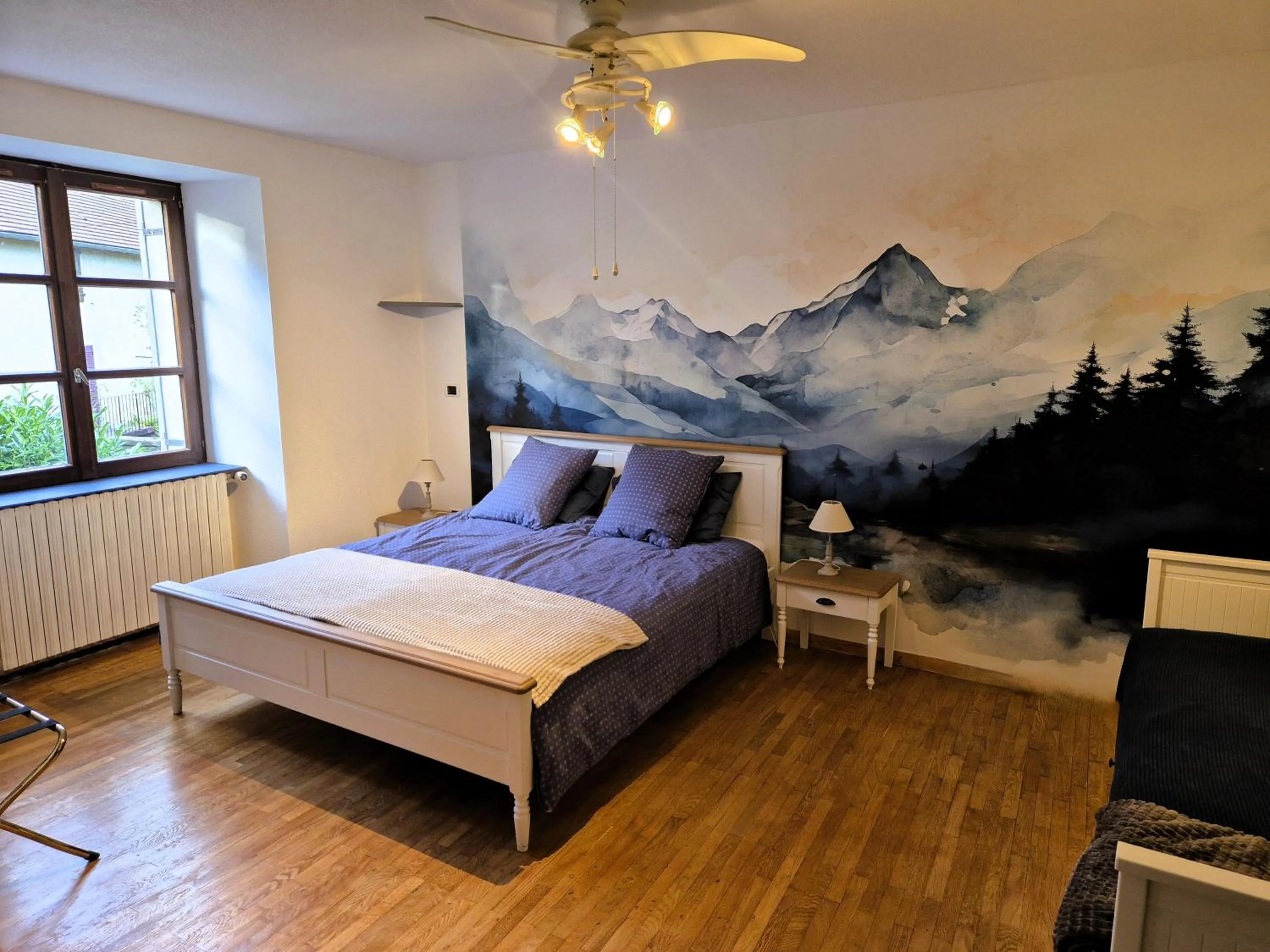 Bedroom, Bed in Au lavoir du Serein "L'Eventail"