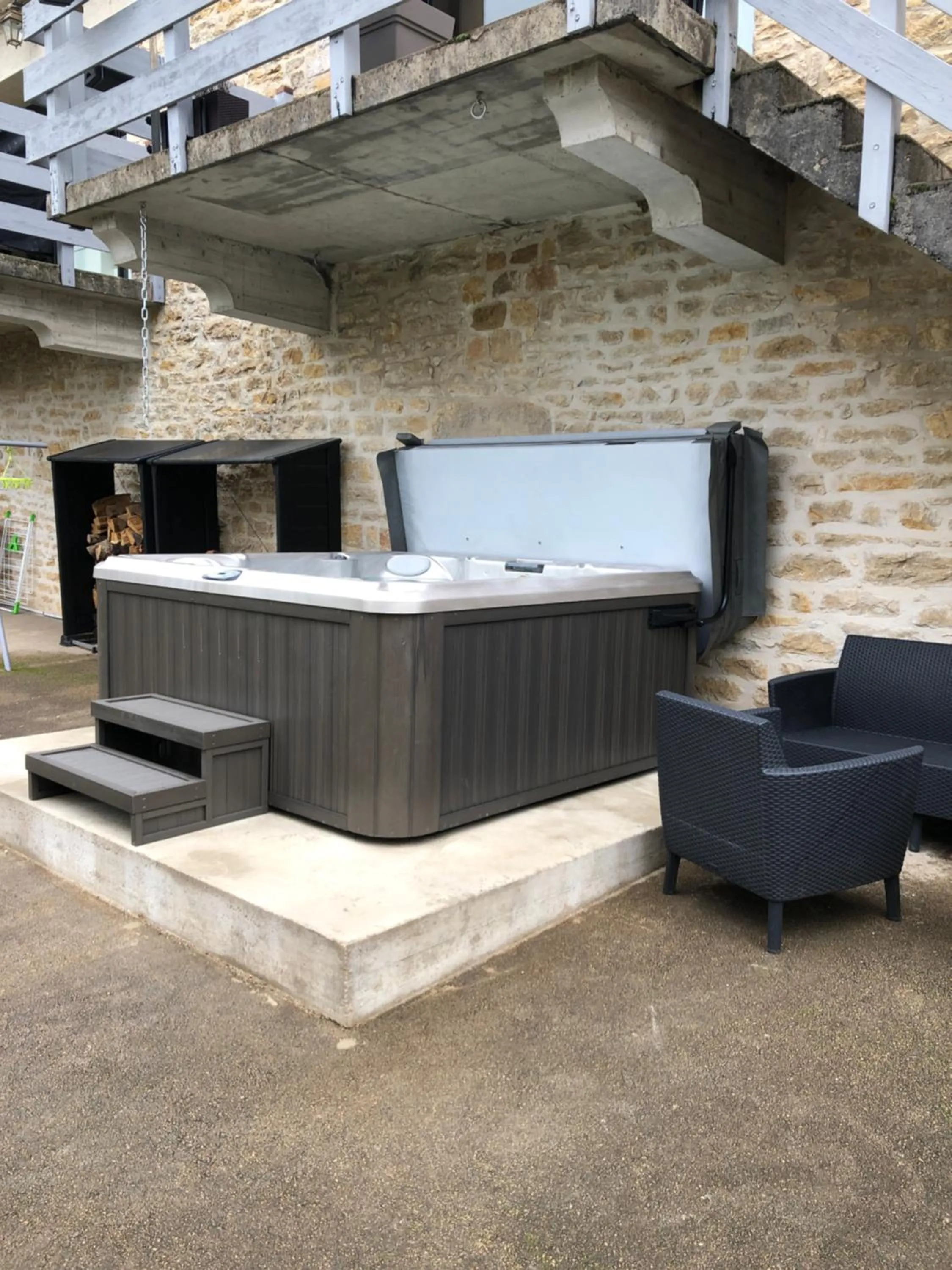 Hot Tub in Au lavoir du Serein "L'Eventail"