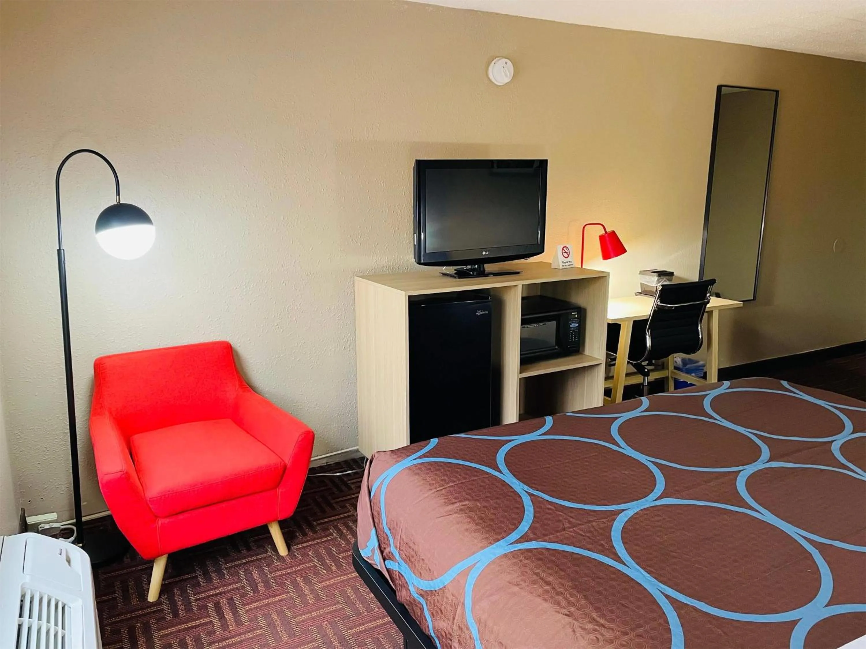 Photo of the whole room in Super 8 by Wyndham Gloucester